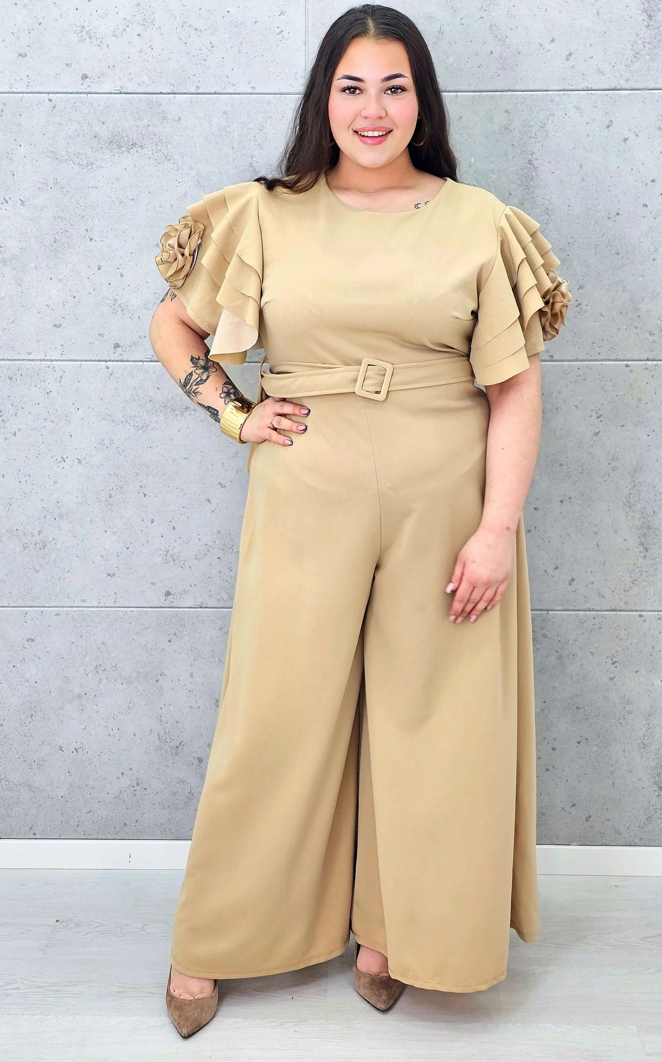 Kombinezon plus size z falbankami – elegancja i kobiecy styl XXL Stylowa XL