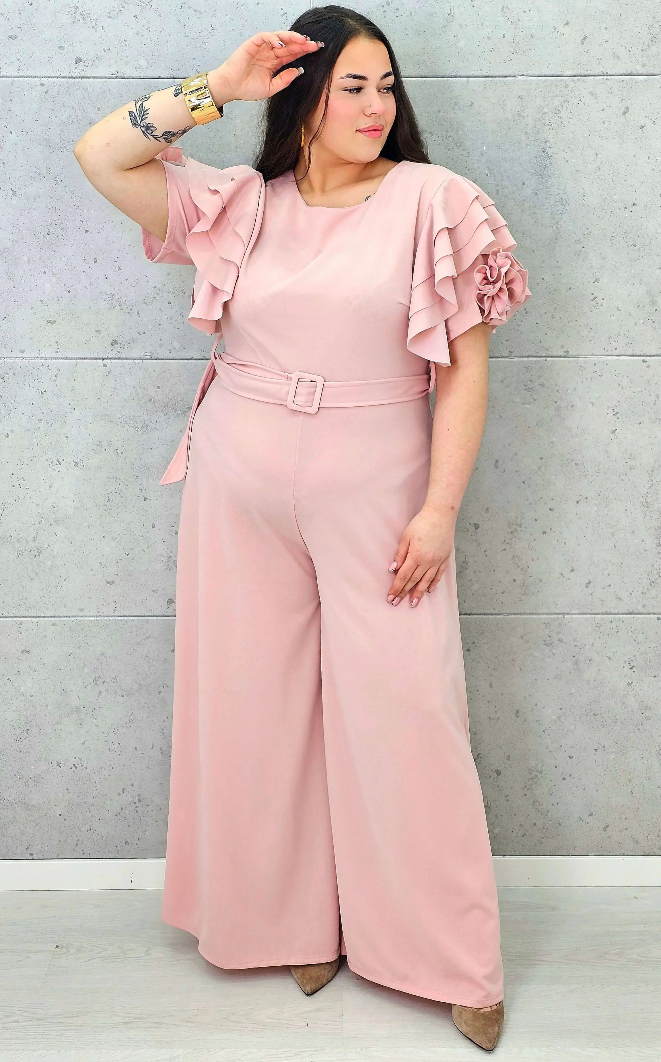 Kombinezon plus size z falbankami – elegancja i kobiecy styl XXL Stylowa XL