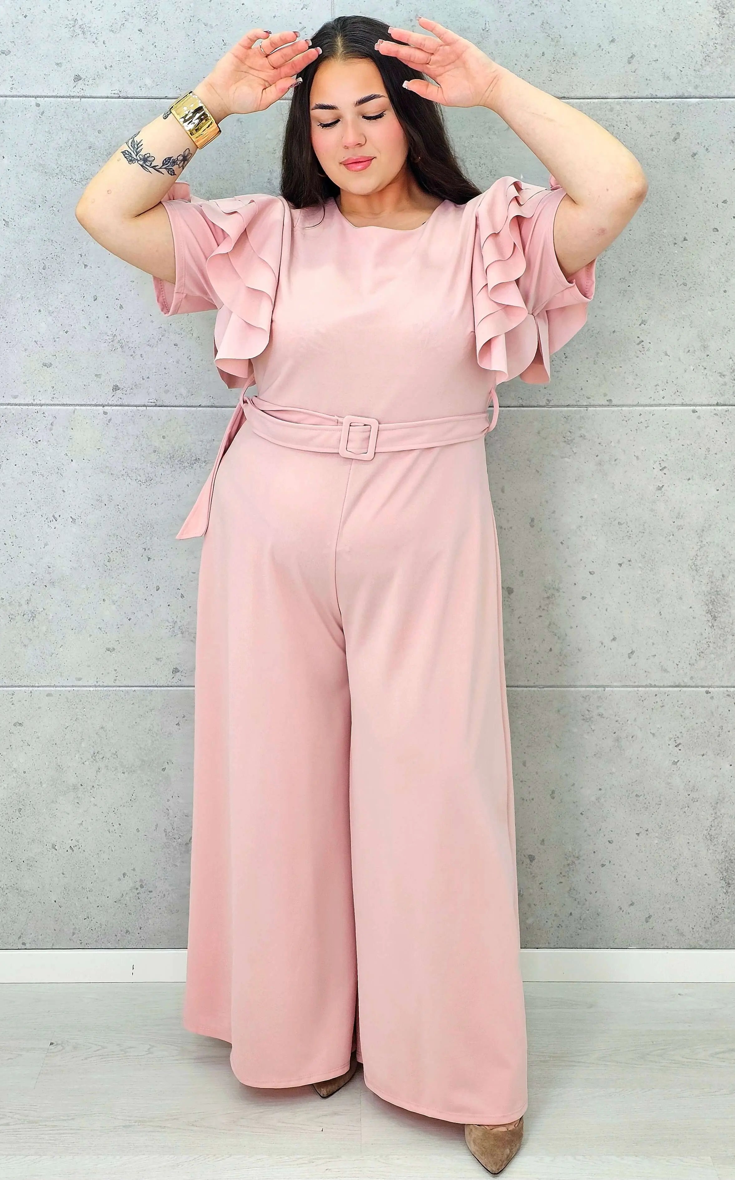 Kombinezon plus size z falbankami – elegancja i kobiecy styl XXL Stylowa XL