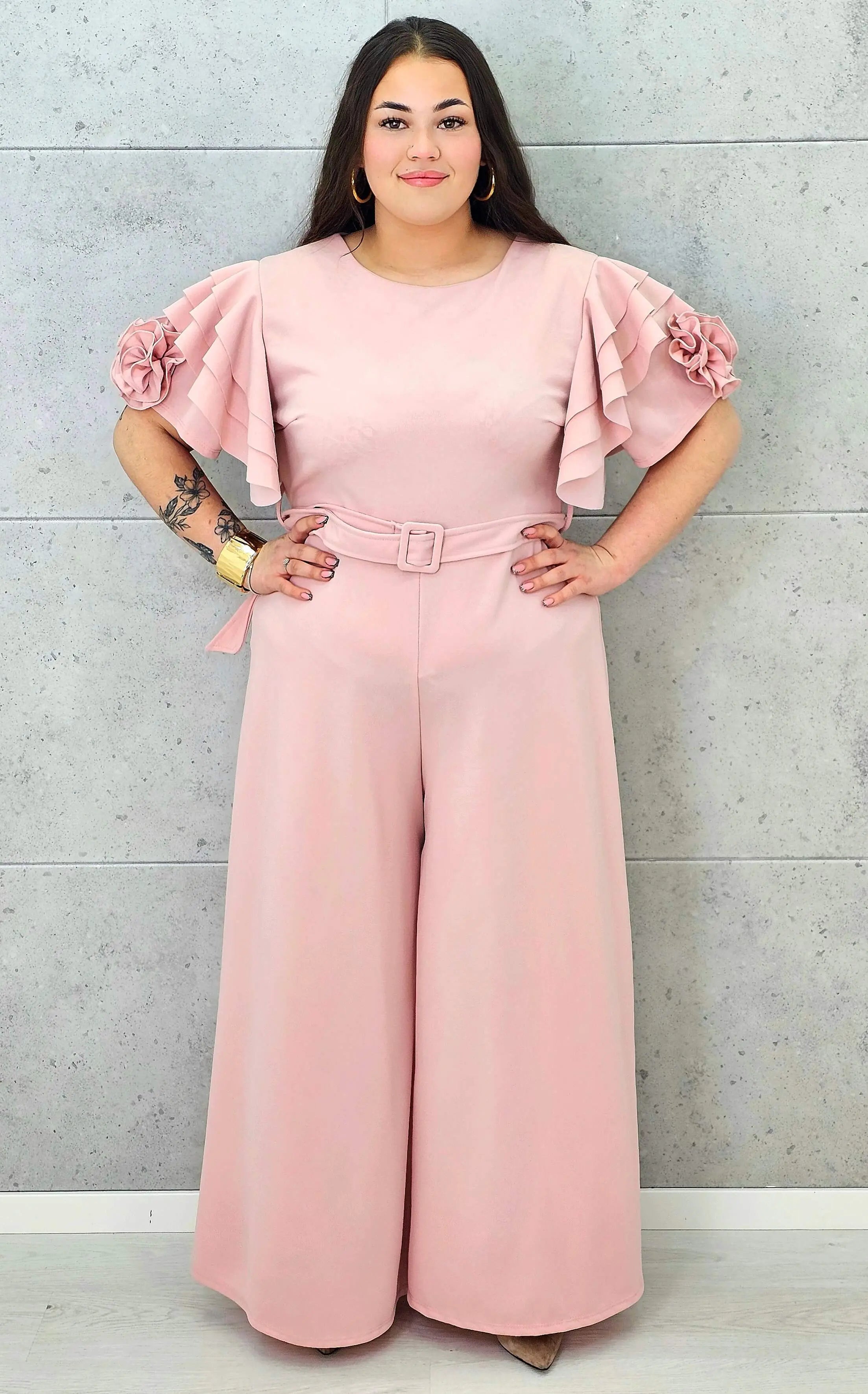 Kombinezon plus size z falbankami – elegancja i kobiecy styl XXL Stylowa XL