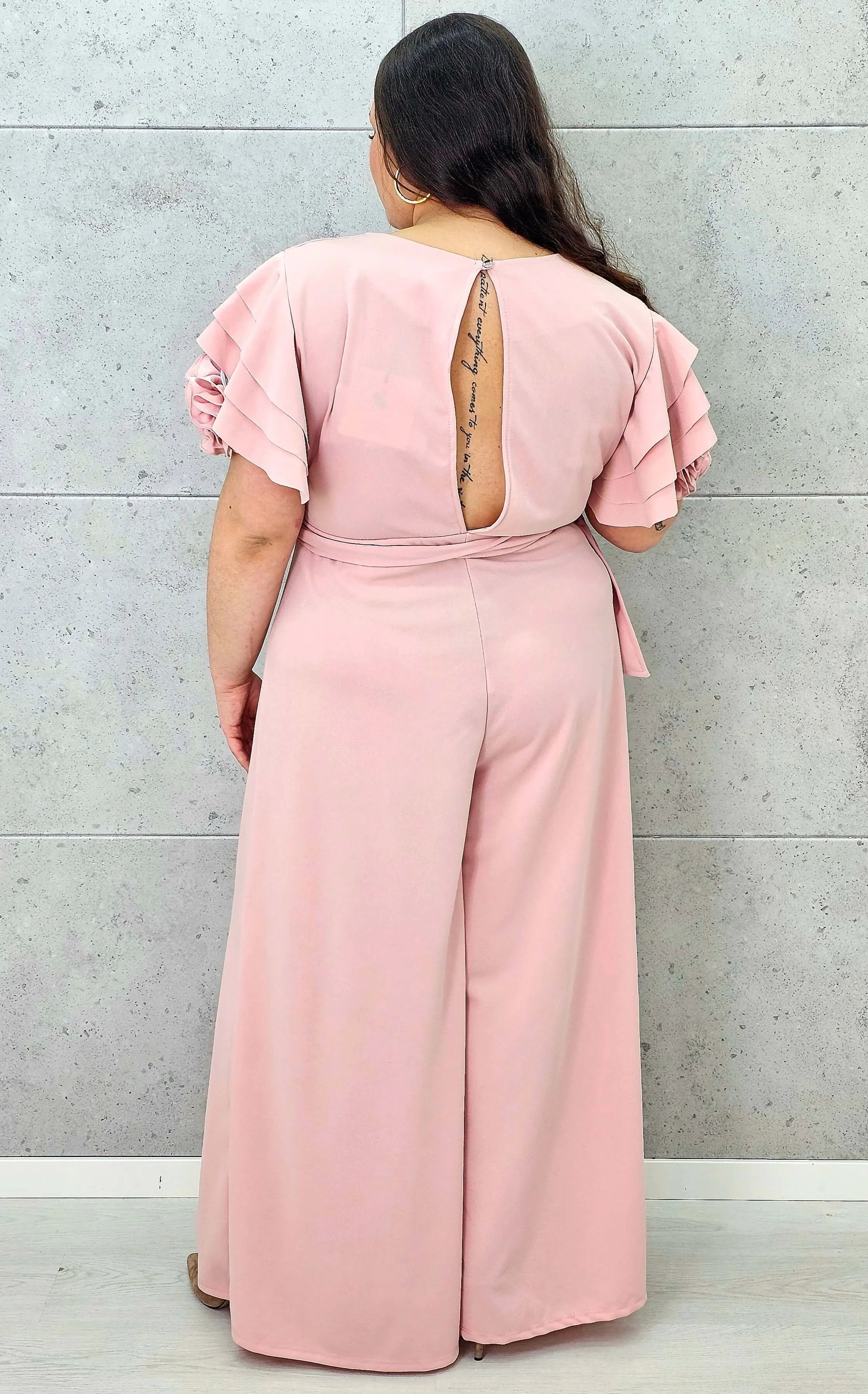 Kombinezon plus size z falbankami – elegancja i kobiecy styl XXL Stylowa XL