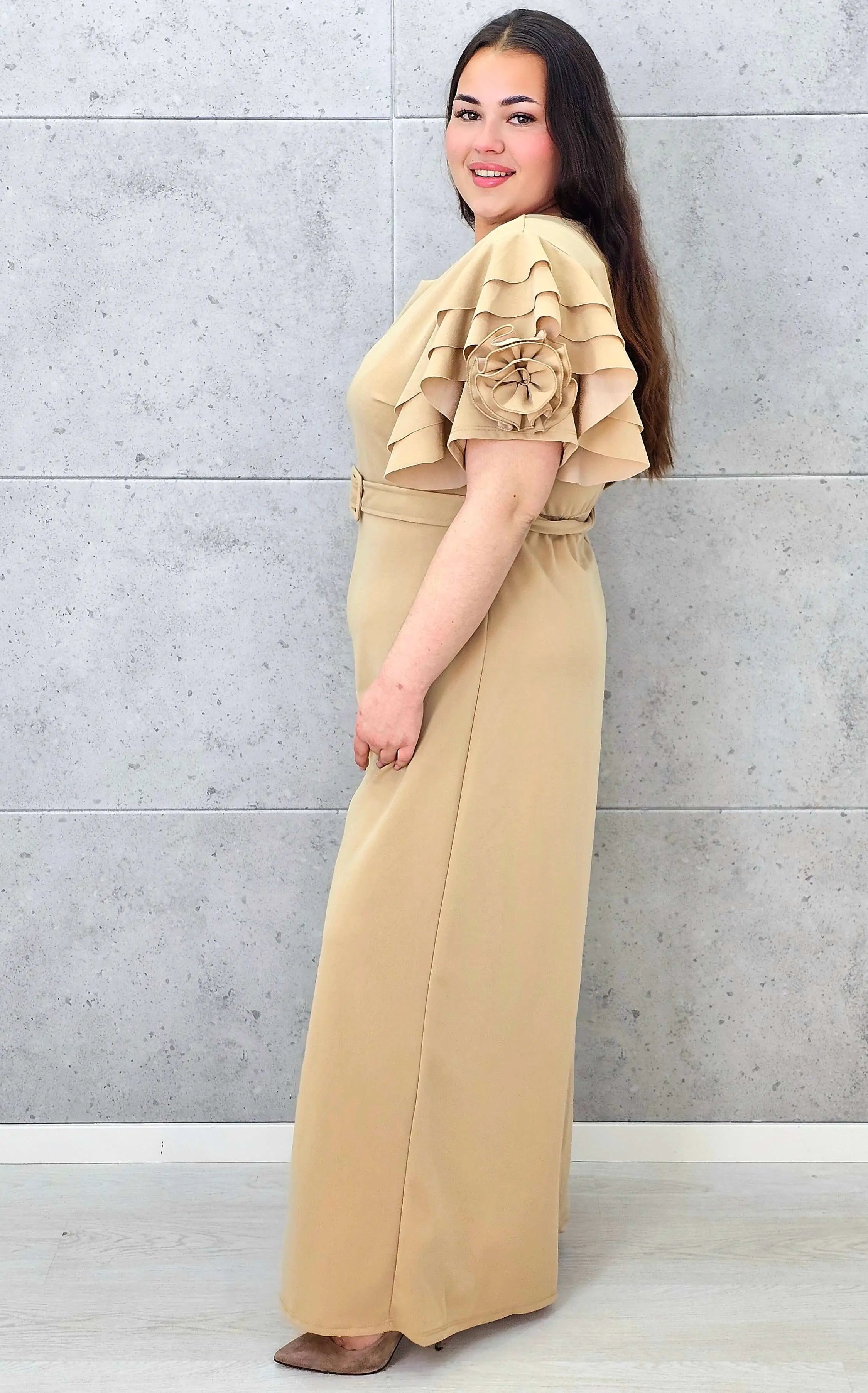 Kombinezon plus size z falbankami – elegancja i kobiecy styl XXL Stylowa XL