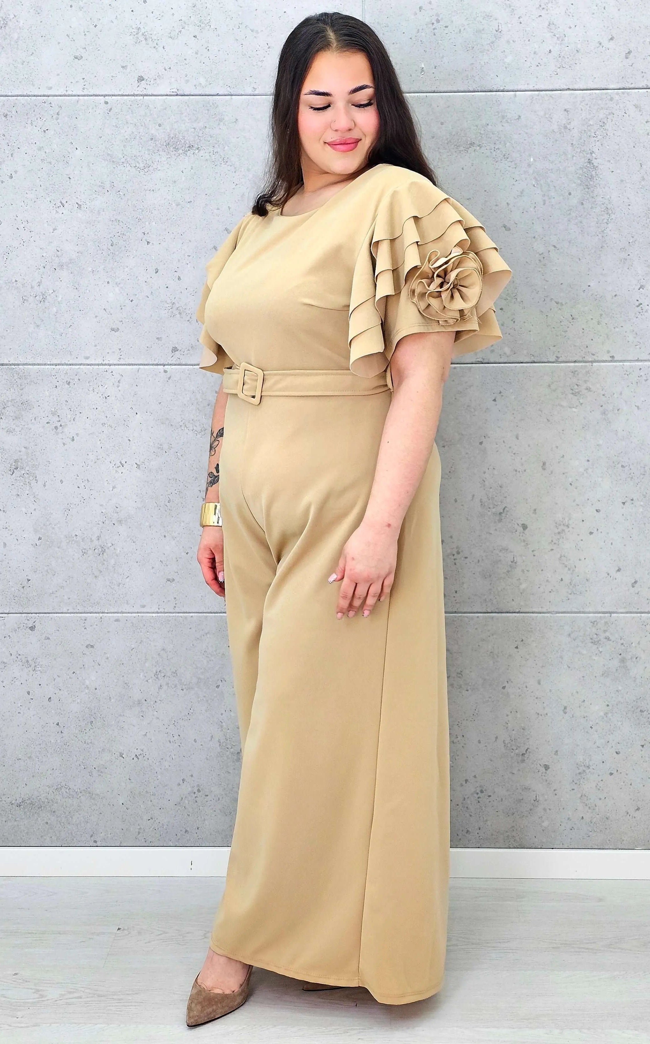 Kombinezon plus size z falbankami – elegancja i kobiecy styl XXL Stylowa XL