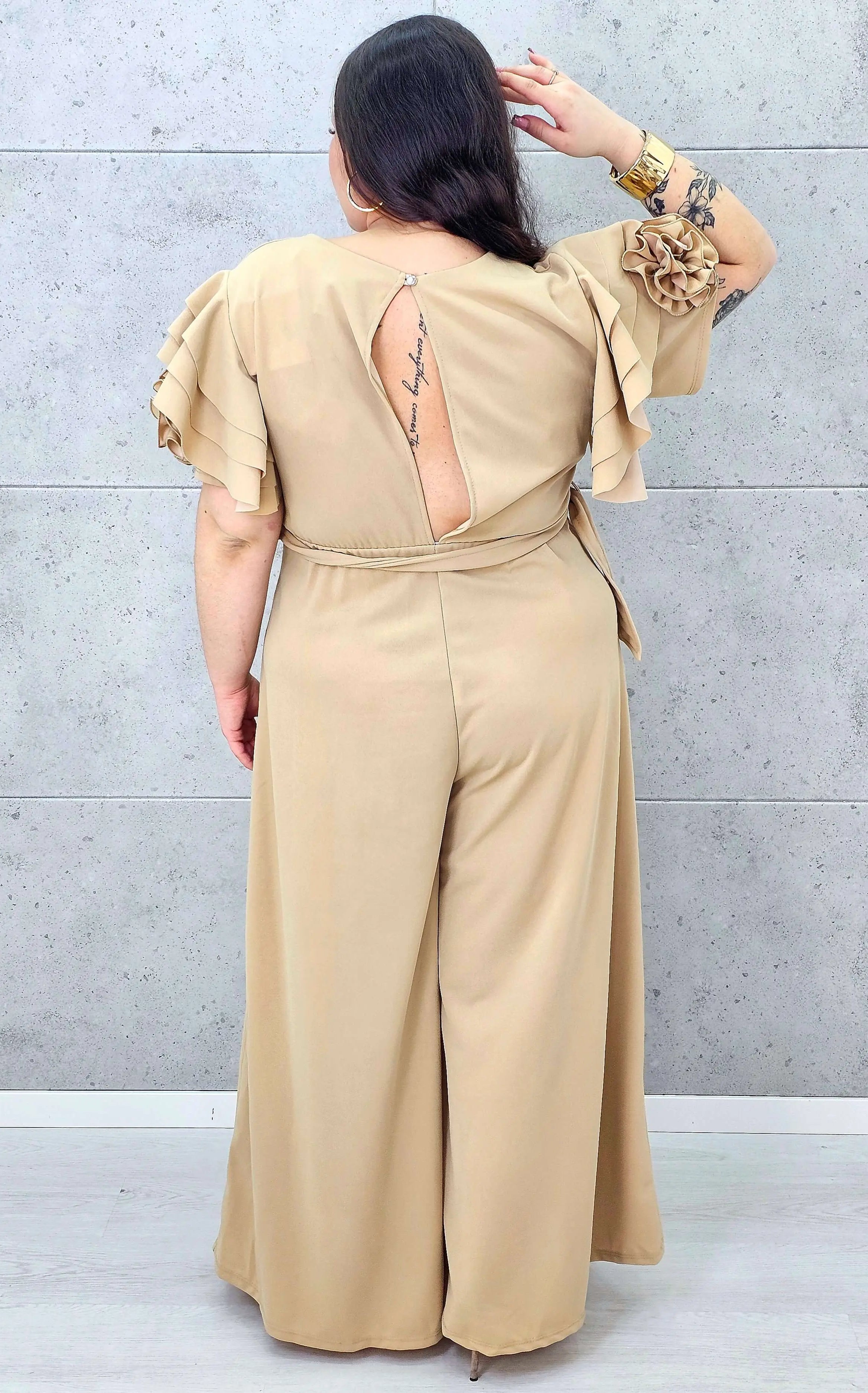 Kombinezon plus size z falbankami – elegancja i kobiecy styl XXL Stylowa XL