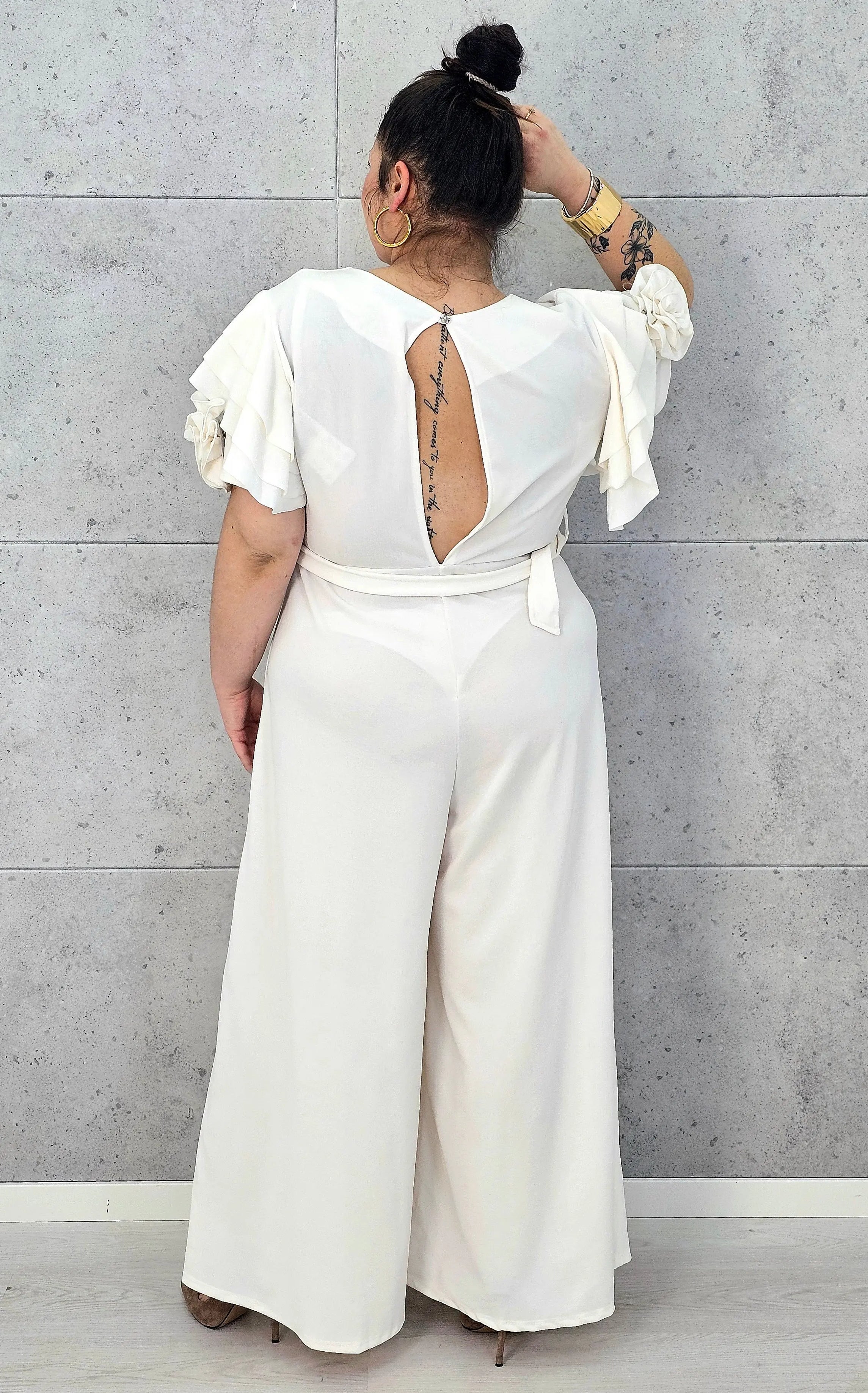 Kombinezon plus size z falbankami – elegancja i kobiecy styl XXL Stylowa XL