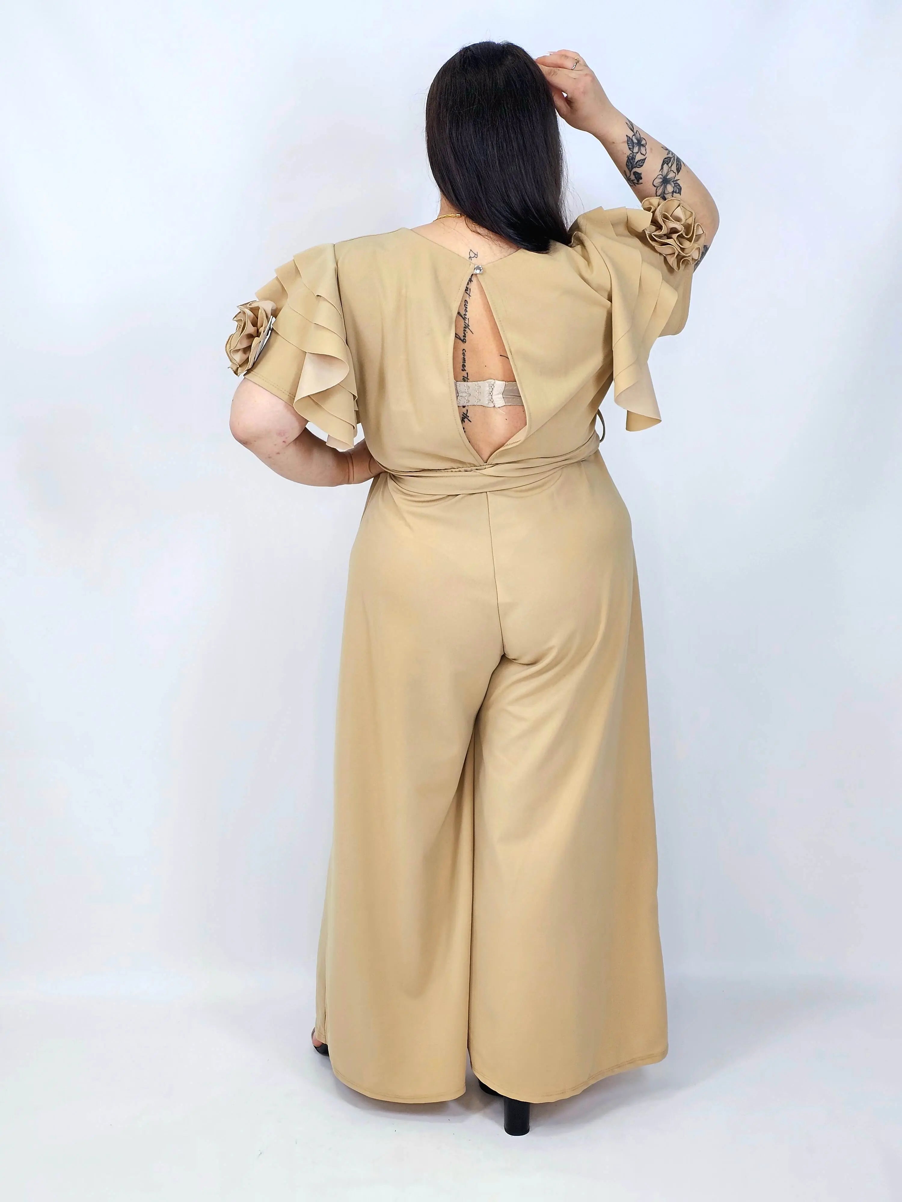 Kombinezon plus size z falbankami – elegancja i kobiecy styl XXL Stylowa XL