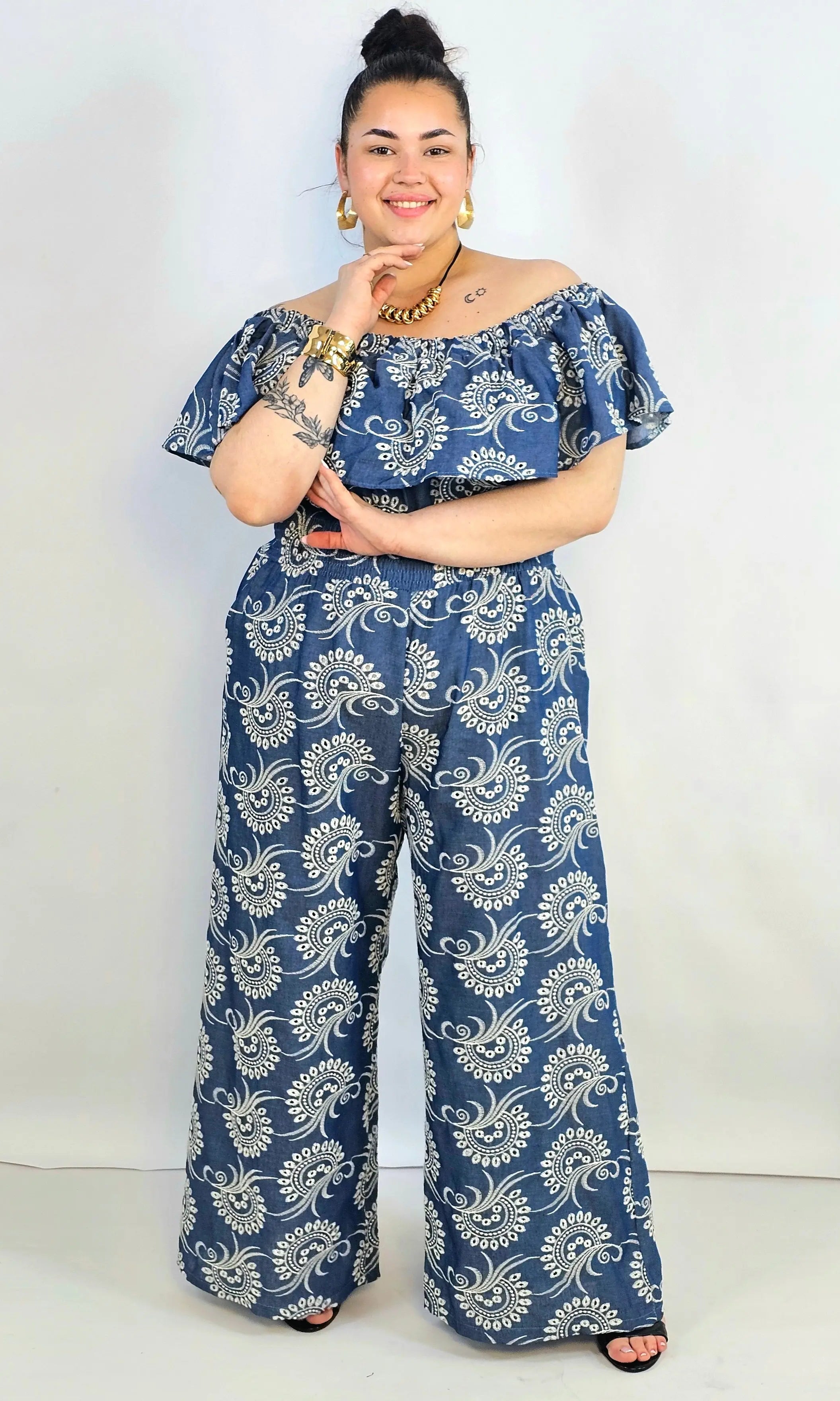 Kombinezon plus size z hiszpańskim dekoltem i haftem – denimowy styl XXL Stylowa XL
