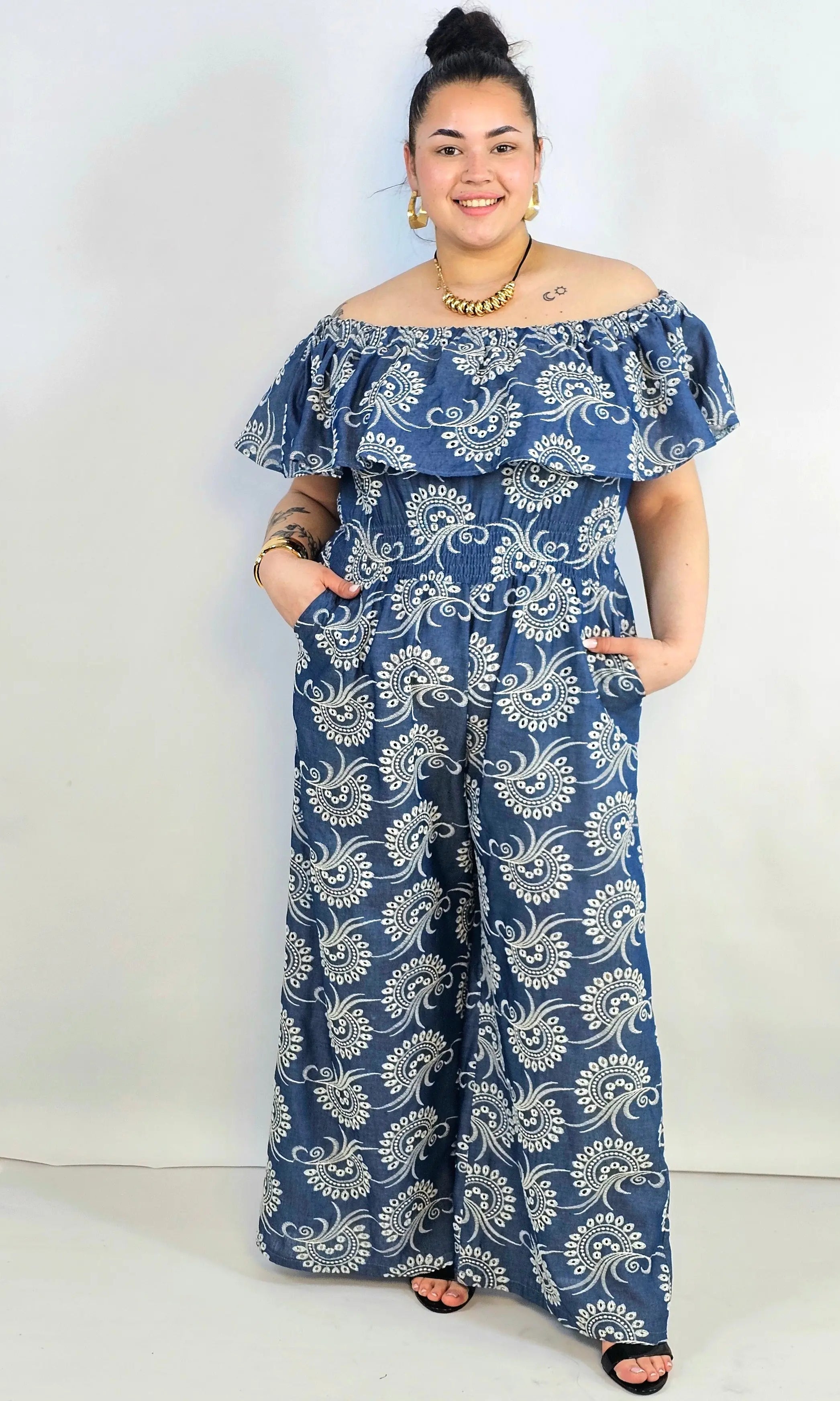 Kombinezon plus size z hiszpańskim dekoltem i haftem – denimowy styl XXL Stylowa XL