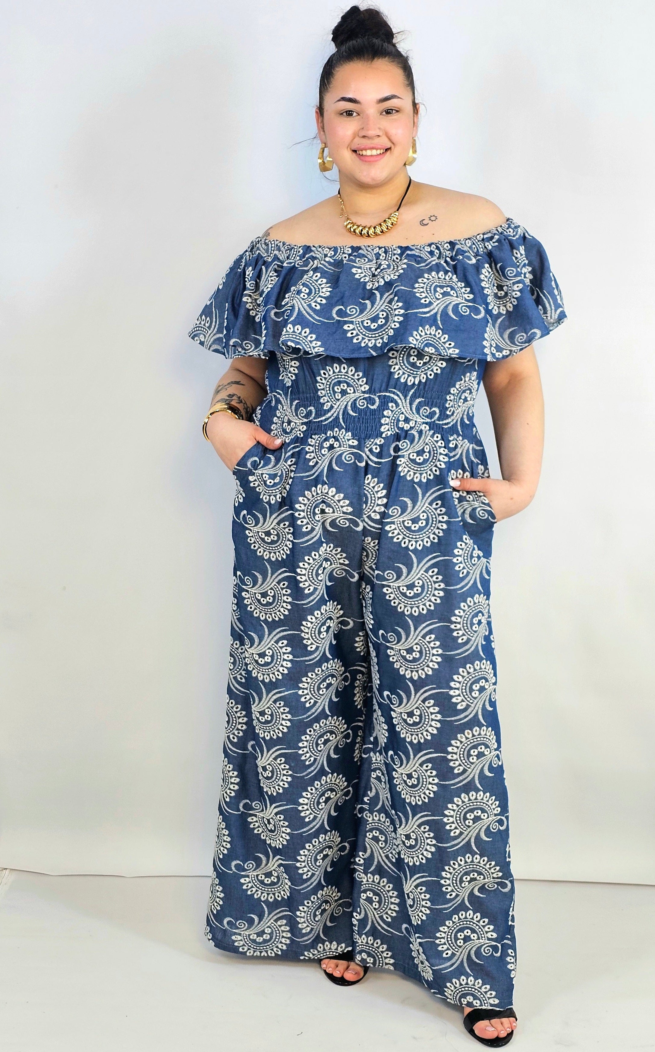 Kombinezon plus size z hiszpańskim dekoltem i haftem – denimowy styl XXL Stylowa XL