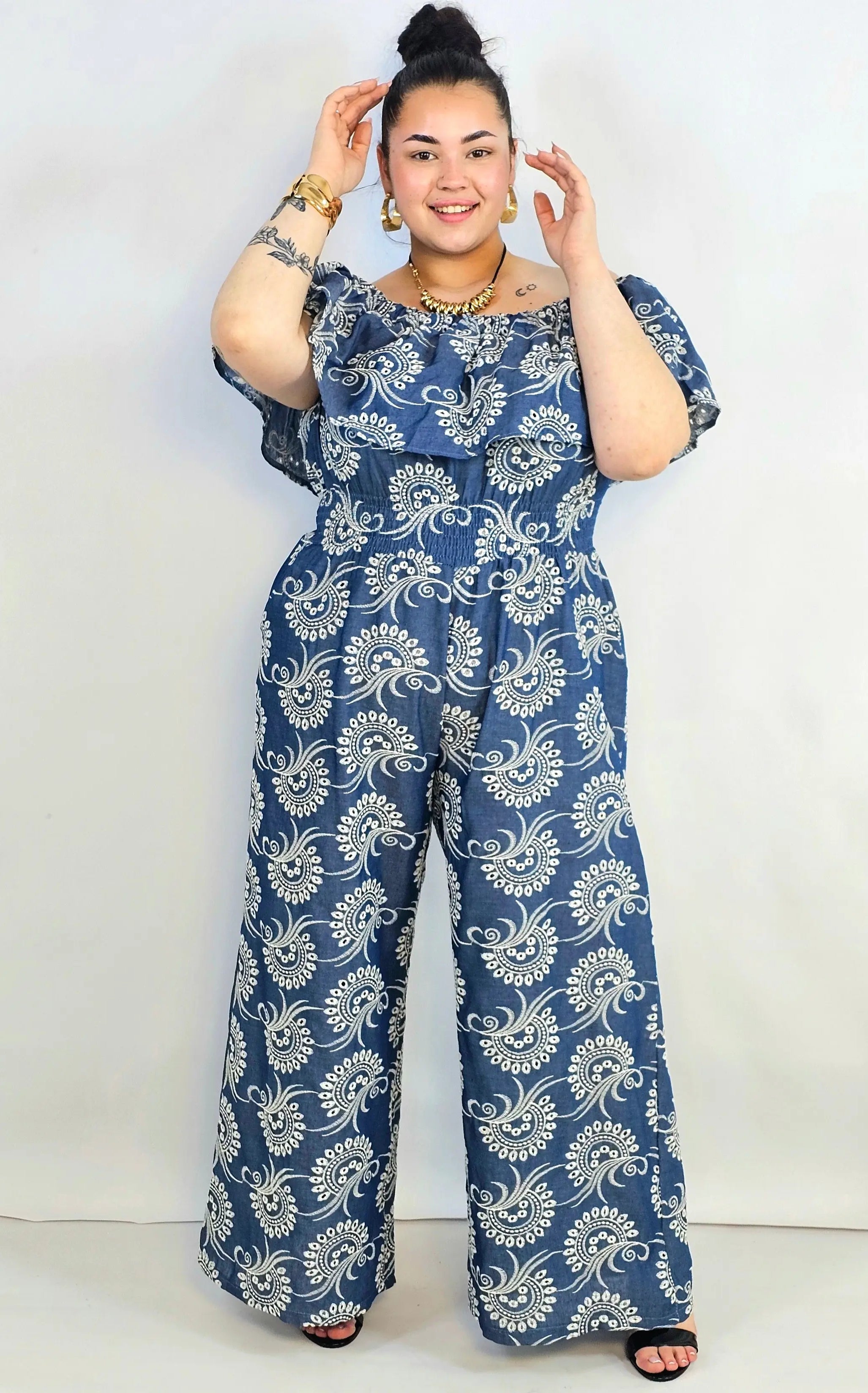 Kombinezon plus size z hiszpańskim dekoltem i haftem – denimowy styl XXL Stylowa XL