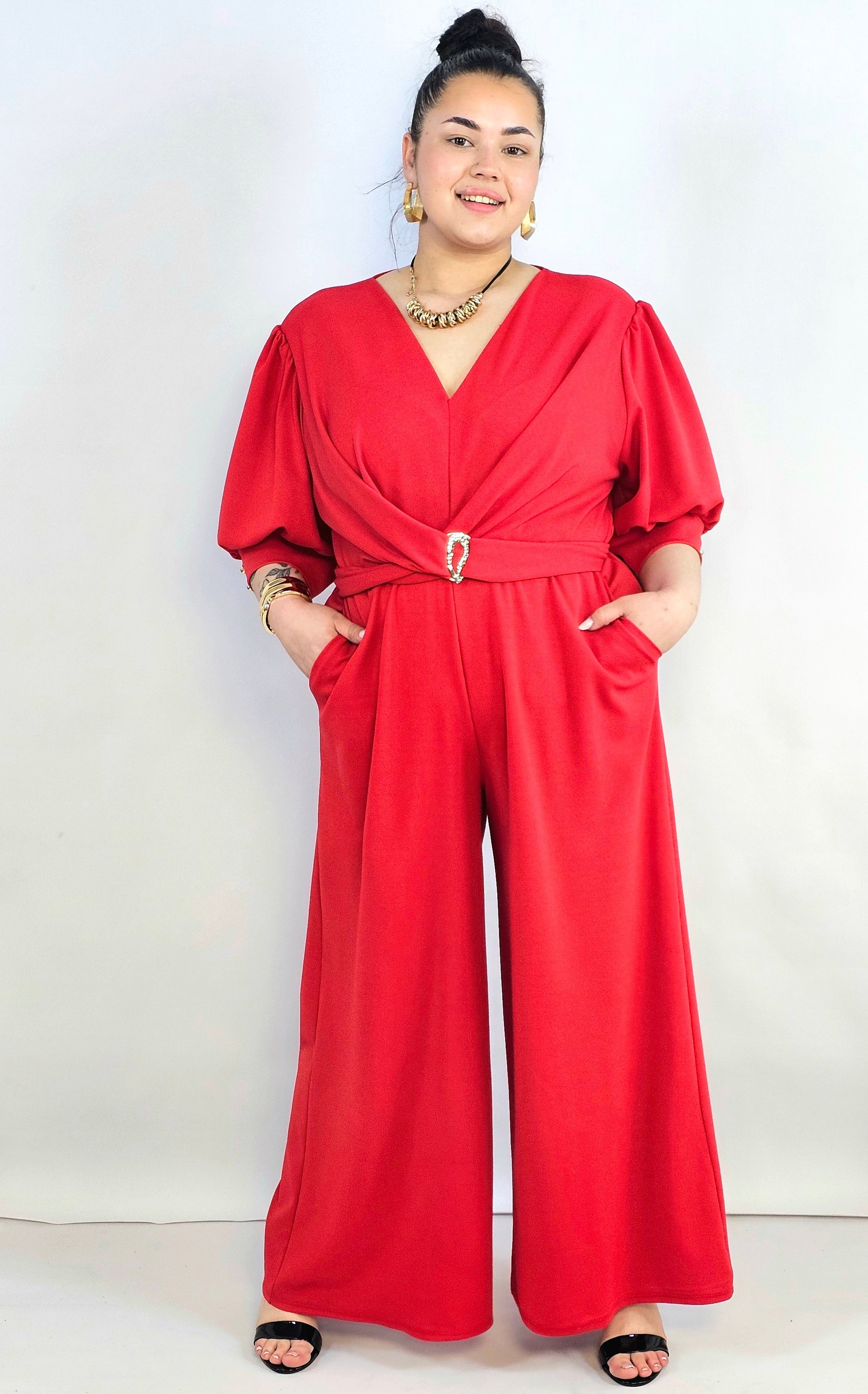 Kombinezon plus size z kopertowym dekoltem i paskiem – elegancki fason XXL Stylowa XL