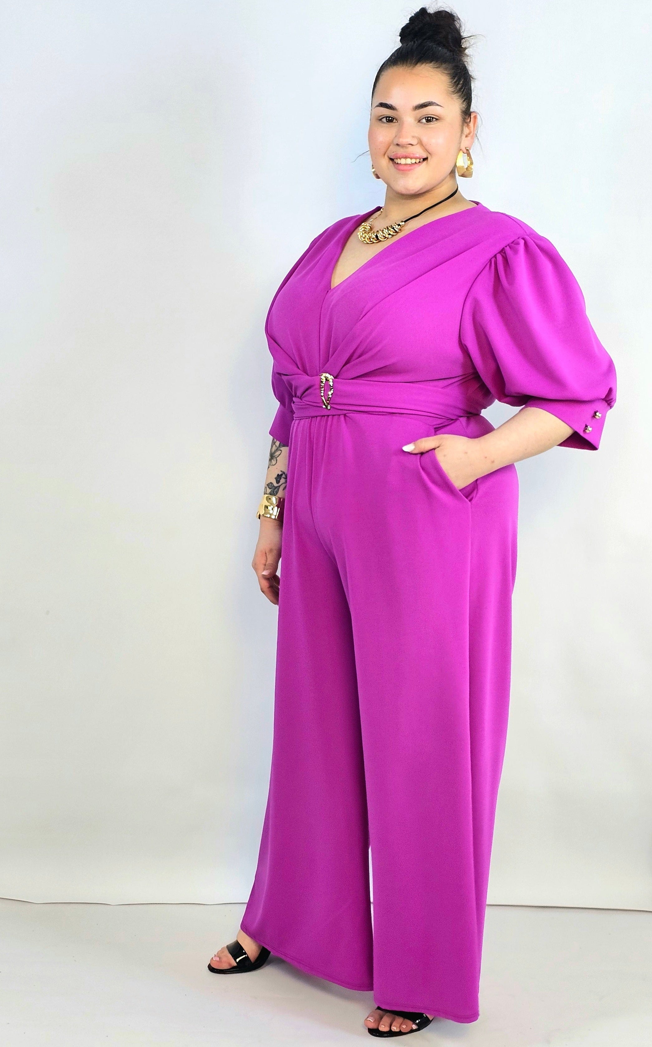 Kombinezon plus size z kopertowym dekoltem i paskiem – elegancki fason XXL Stylowa XL