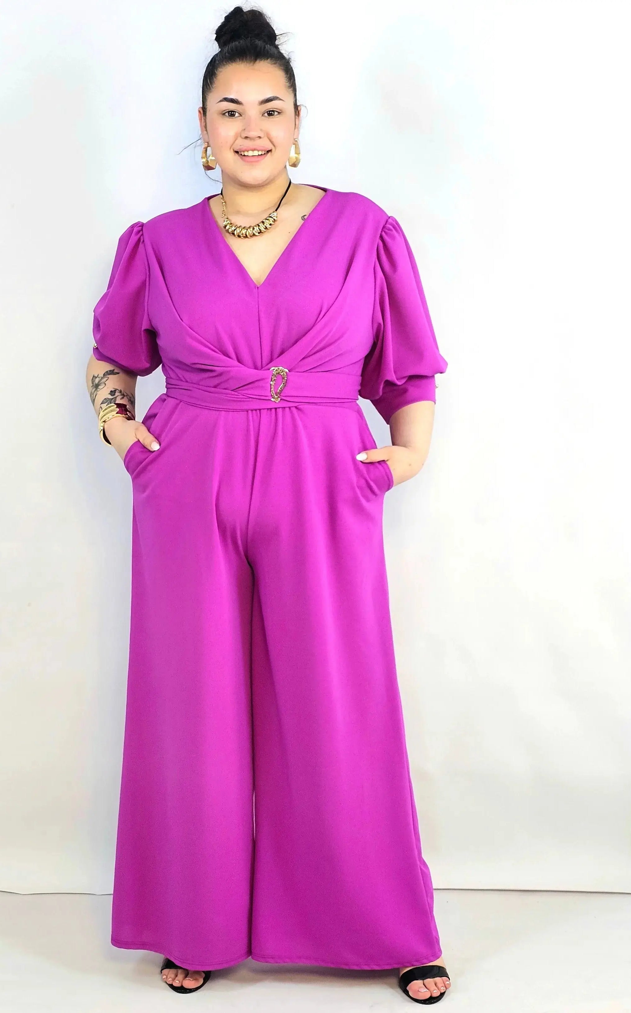 Kombinezon plus size z kopertowym dekoltem i paskiem – elegancki fason XXL Stylowa XL