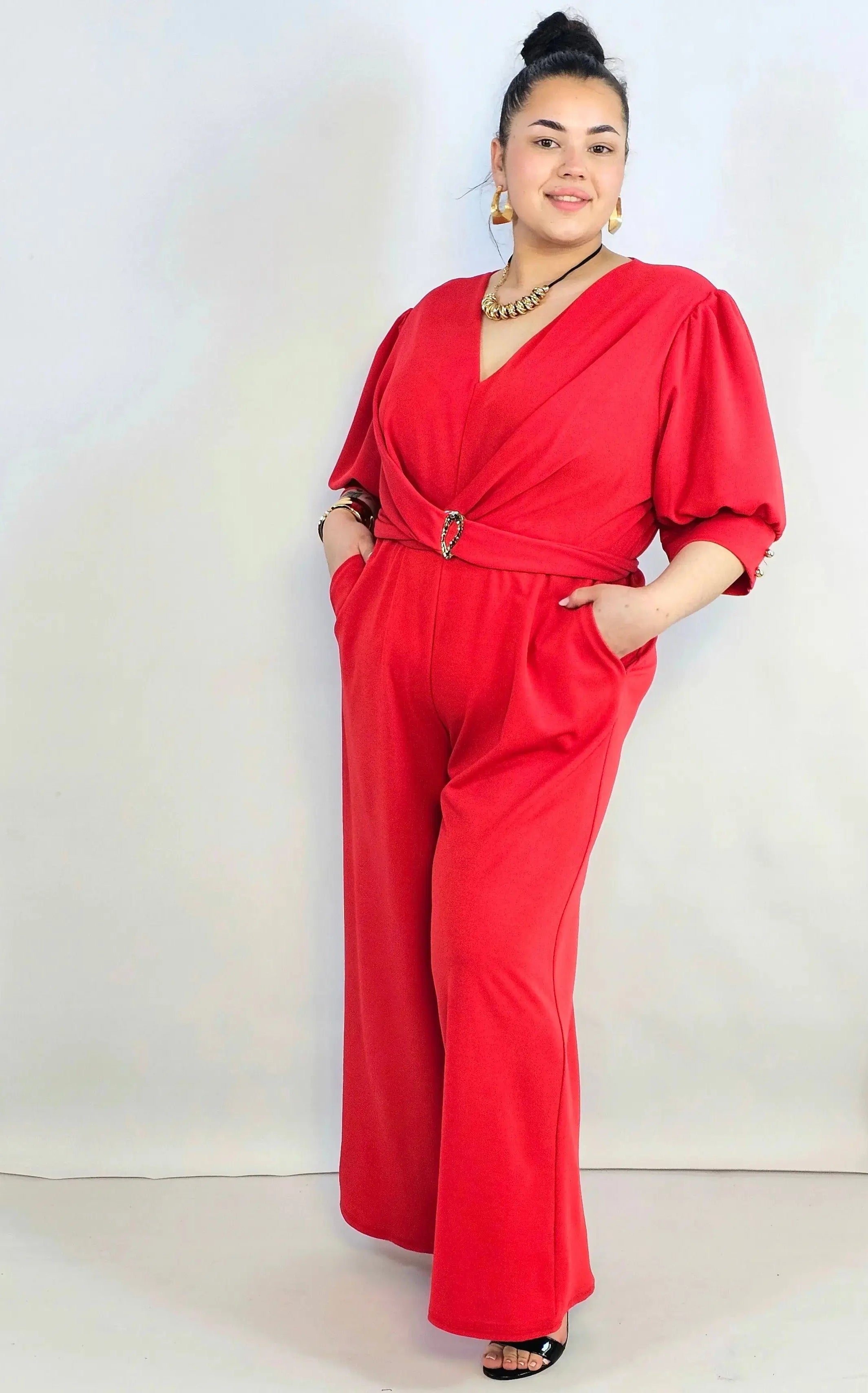 Kombinezon plus size z kopertowym dekoltem i paskiem – elegancki fason XXL Stylowa XL