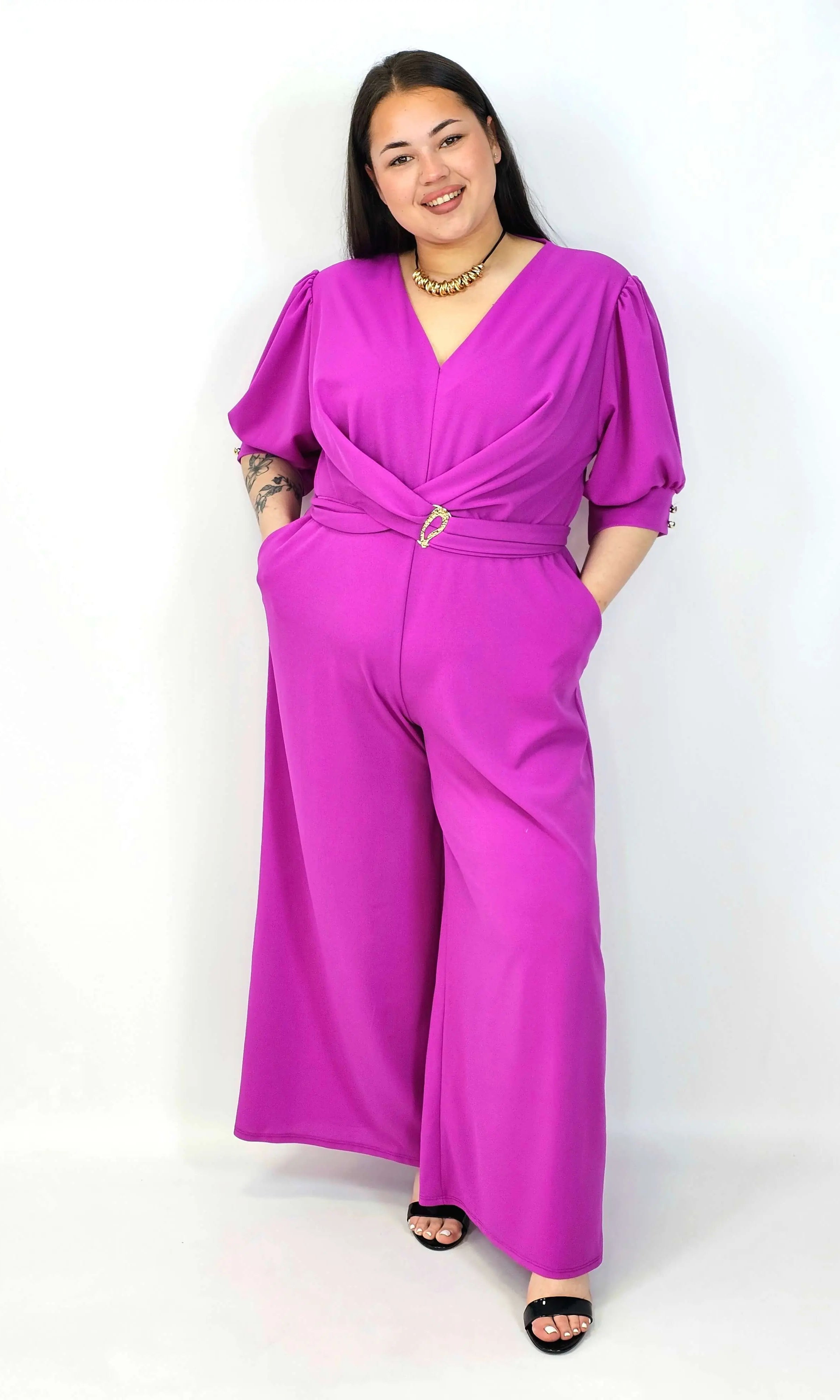 Kombinezon plus size z kopertowym dekoltem i paskiem – elegancki fason XXL Stylowa XL