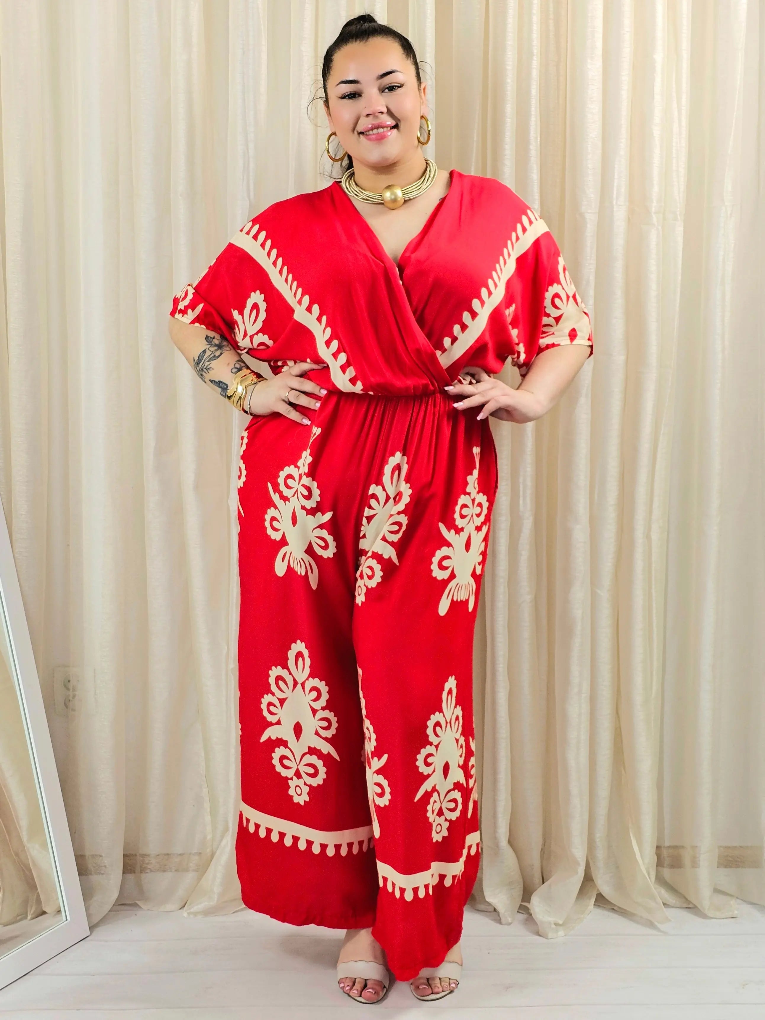 Kombinezon plus size z kopertowym dekoltem i szeroką nogawką – wyrazisty styl XXL Stylowa XL