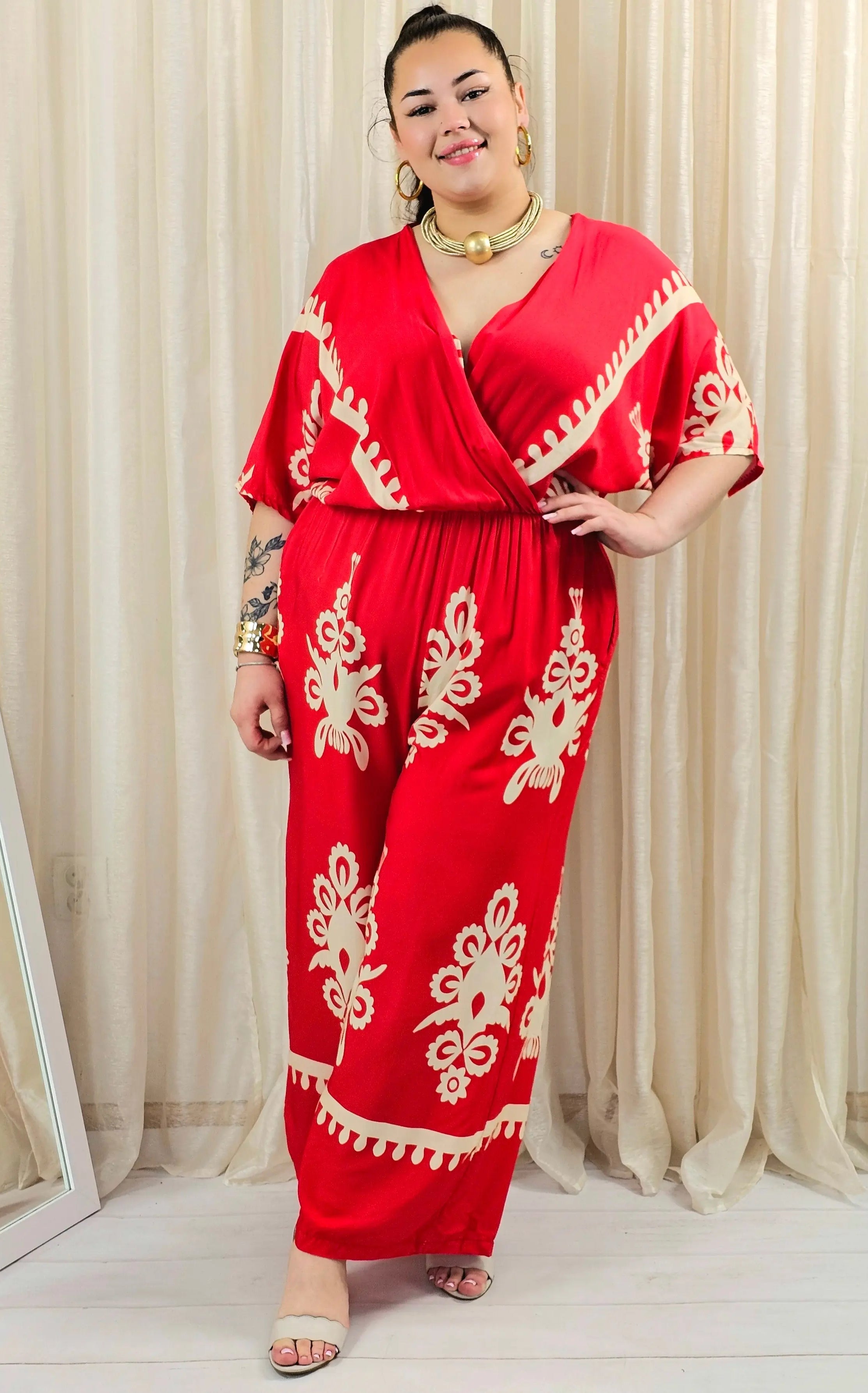 Kombinezon plus size z kopertowym dekoltem i szeroką nogawką – wyrazisty styl XXL Stylowa XL