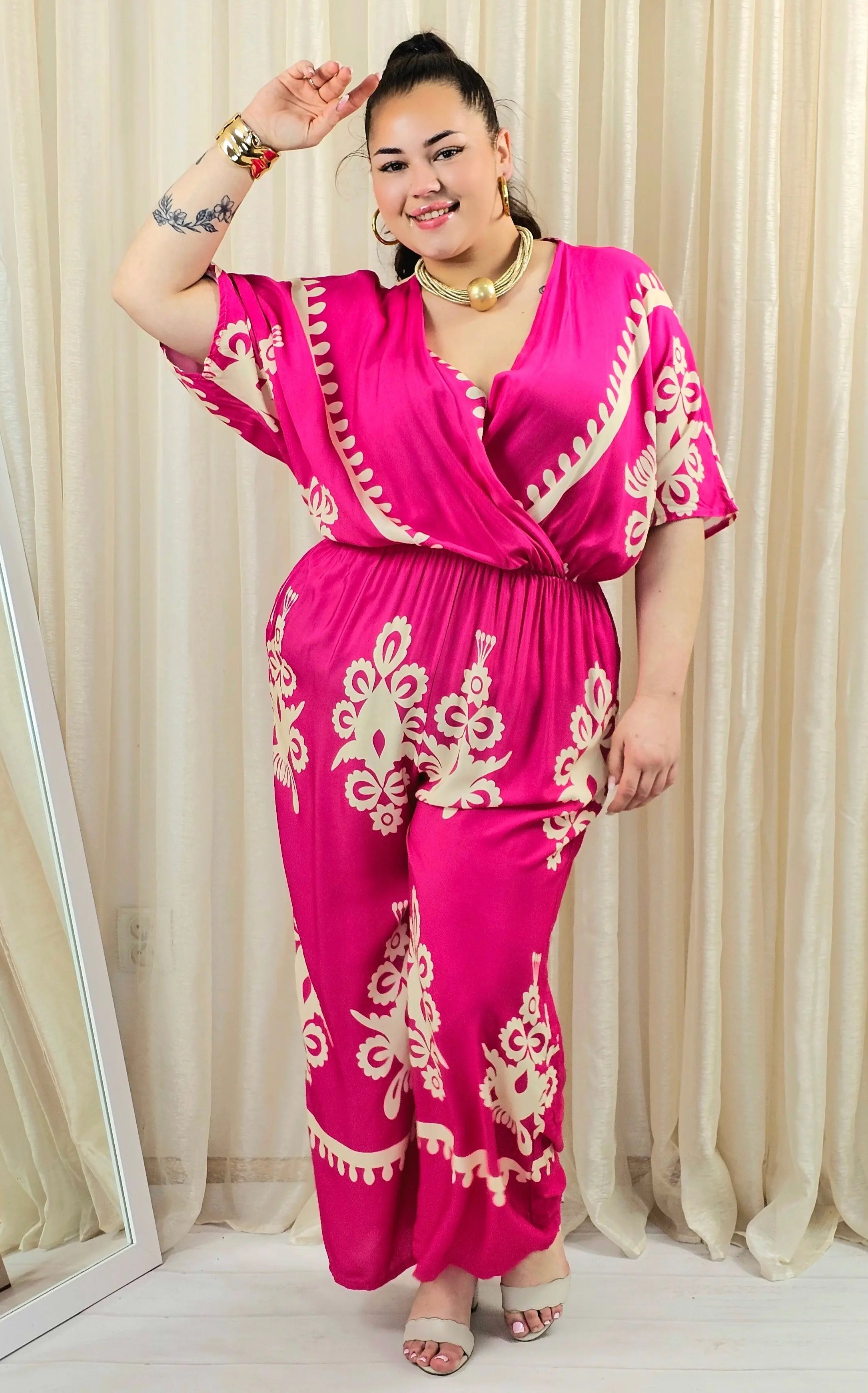 Kombinezon plus size z kopertowym dekoltem i szeroką nogawką – wyrazisty styl XXL Stylowa XL