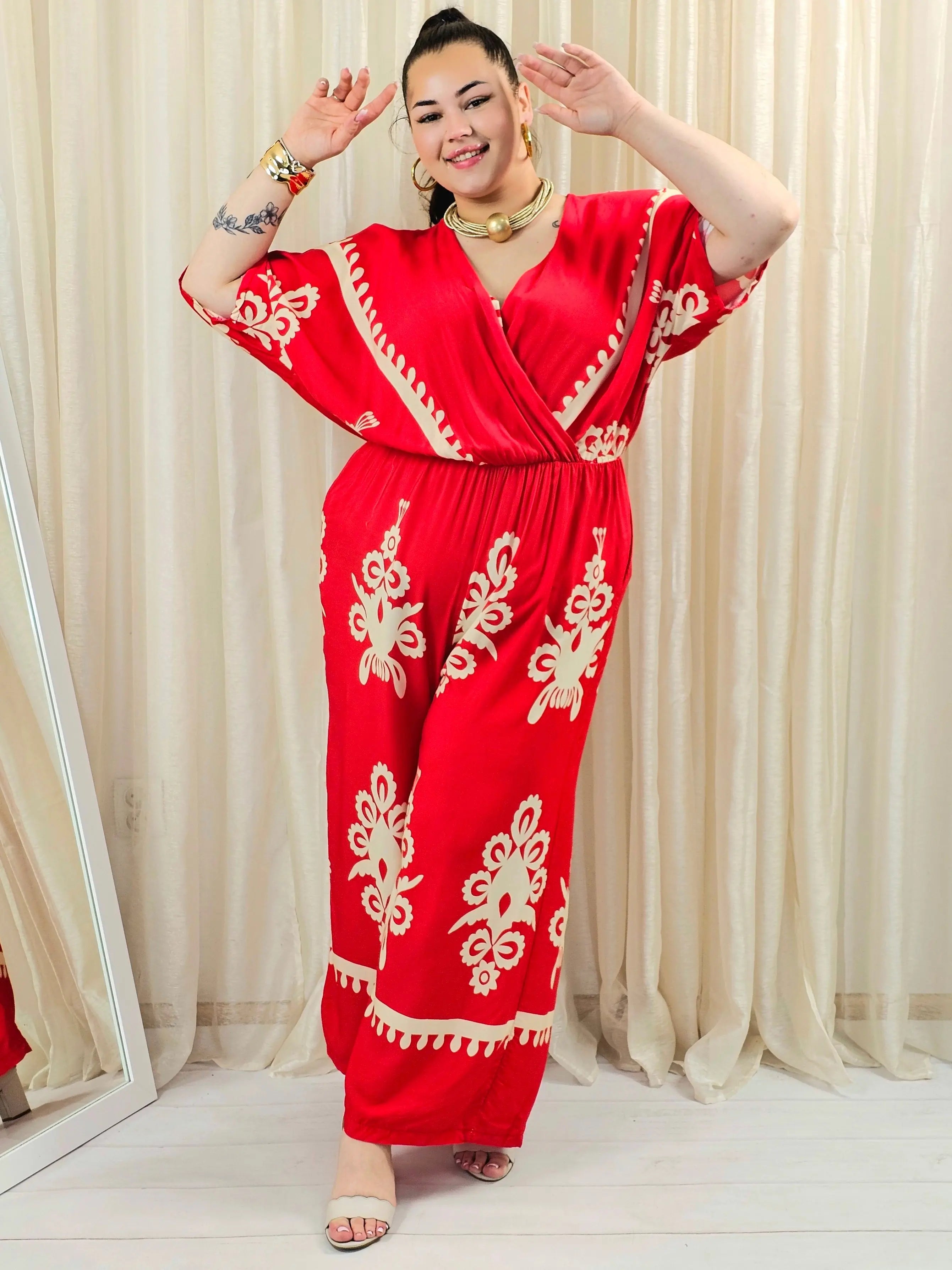 Kombinezon plus size z kopertowym dekoltem i szeroką nogawką – wyrazisty styl XXL Stylowa XL