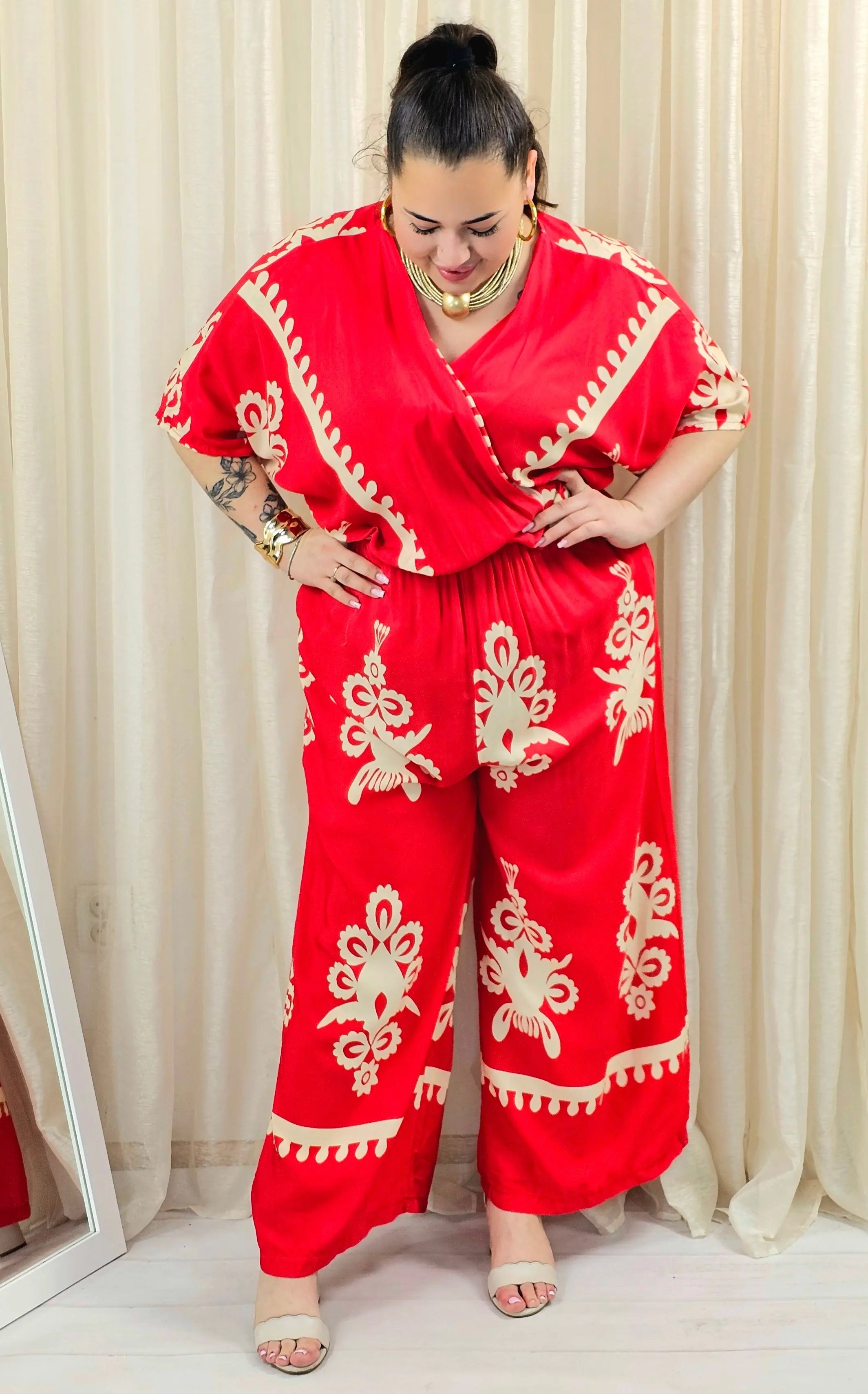 Kombinezon plus size z kopertowym dekoltem i szeroką nogawką – wyrazisty styl XXL Stylowa XL