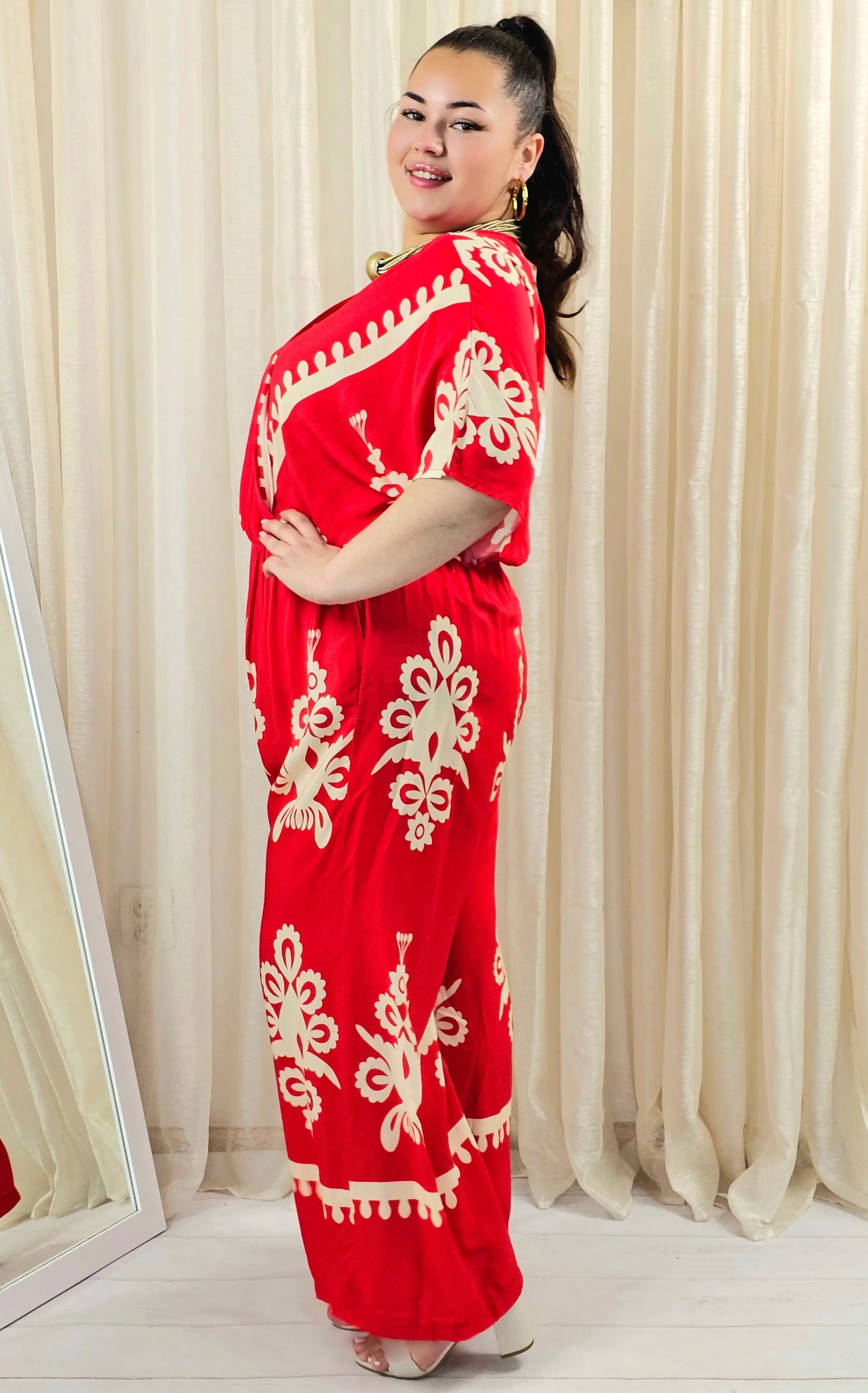 Kombinezon plus size z kopertowym dekoltem i szeroką nogawką – wyrazisty styl XXL Stylowa XL