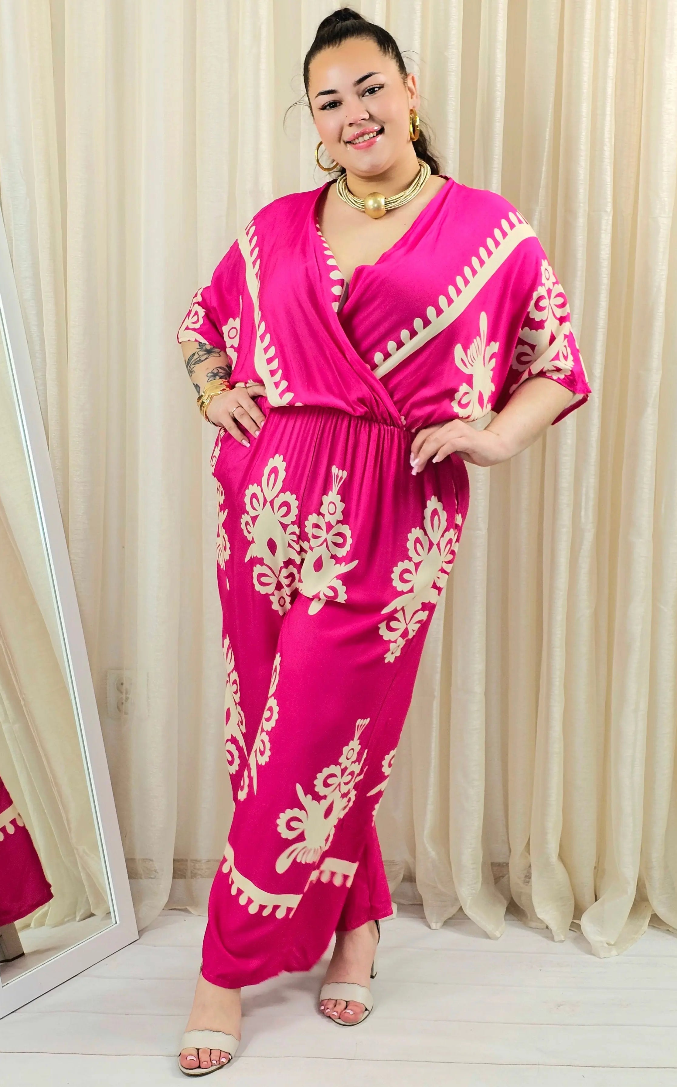 Kombinezon plus size z kopertowym dekoltem i szeroką nogawką – wyrazisty styl XXL Stylowa XL