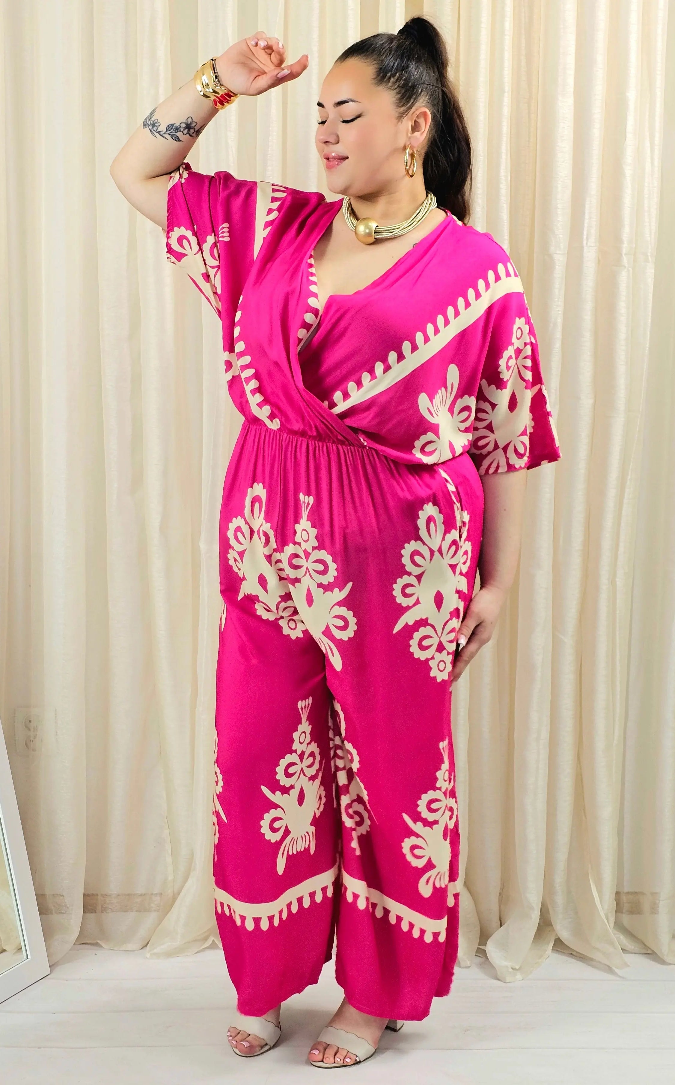 Kombinezon plus size z kopertowym dekoltem i szeroką nogawką – wyrazisty styl XXL Stylowa XL