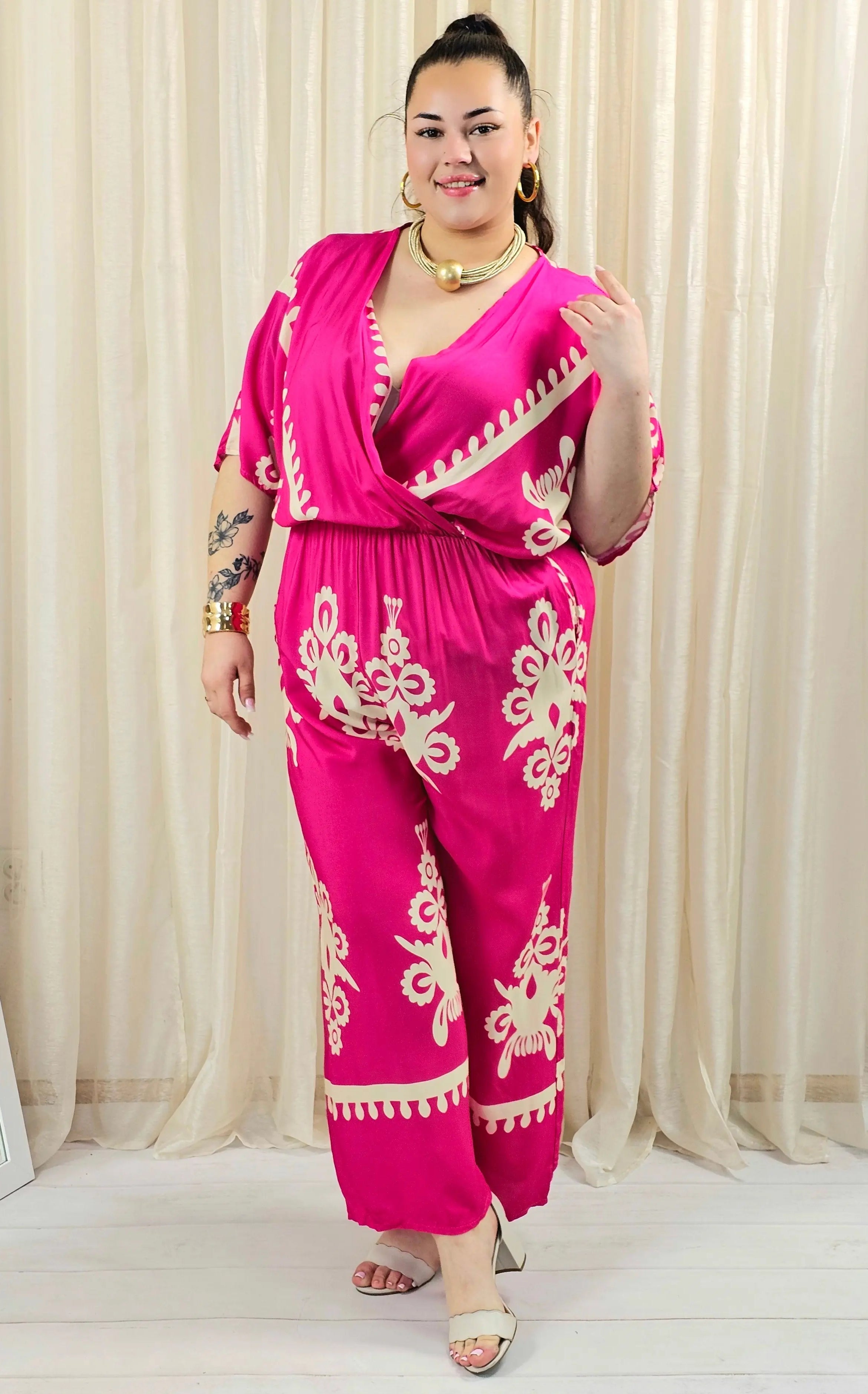 Kombinezon plus size z kopertowym dekoltem i szeroką nogawką – wyrazisty styl XXL Stylowa XL