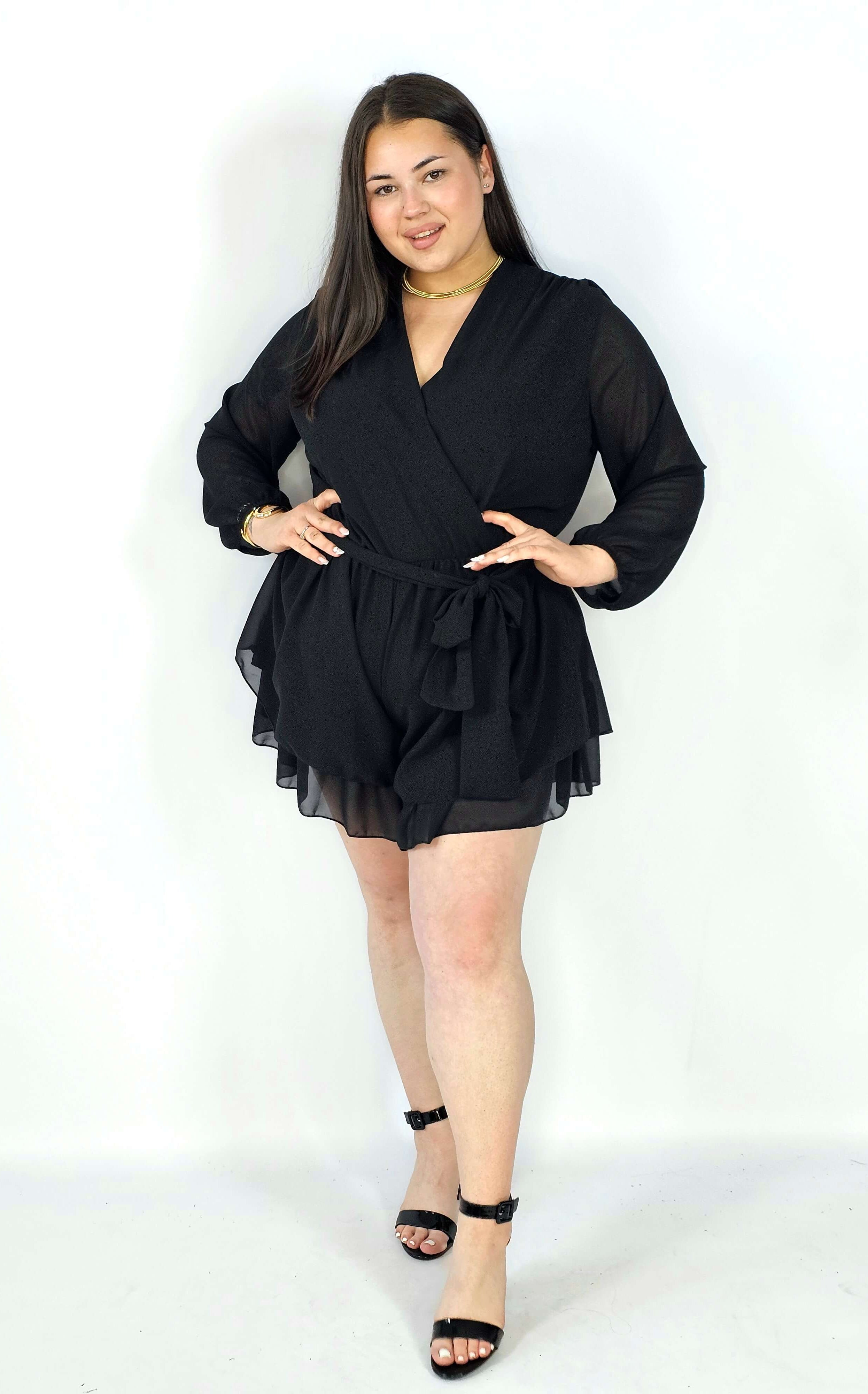 Kombinezon plus size z kopertowym dekoltem i wiązaniem – elegancka stylizacja XXL Stylowa XL
