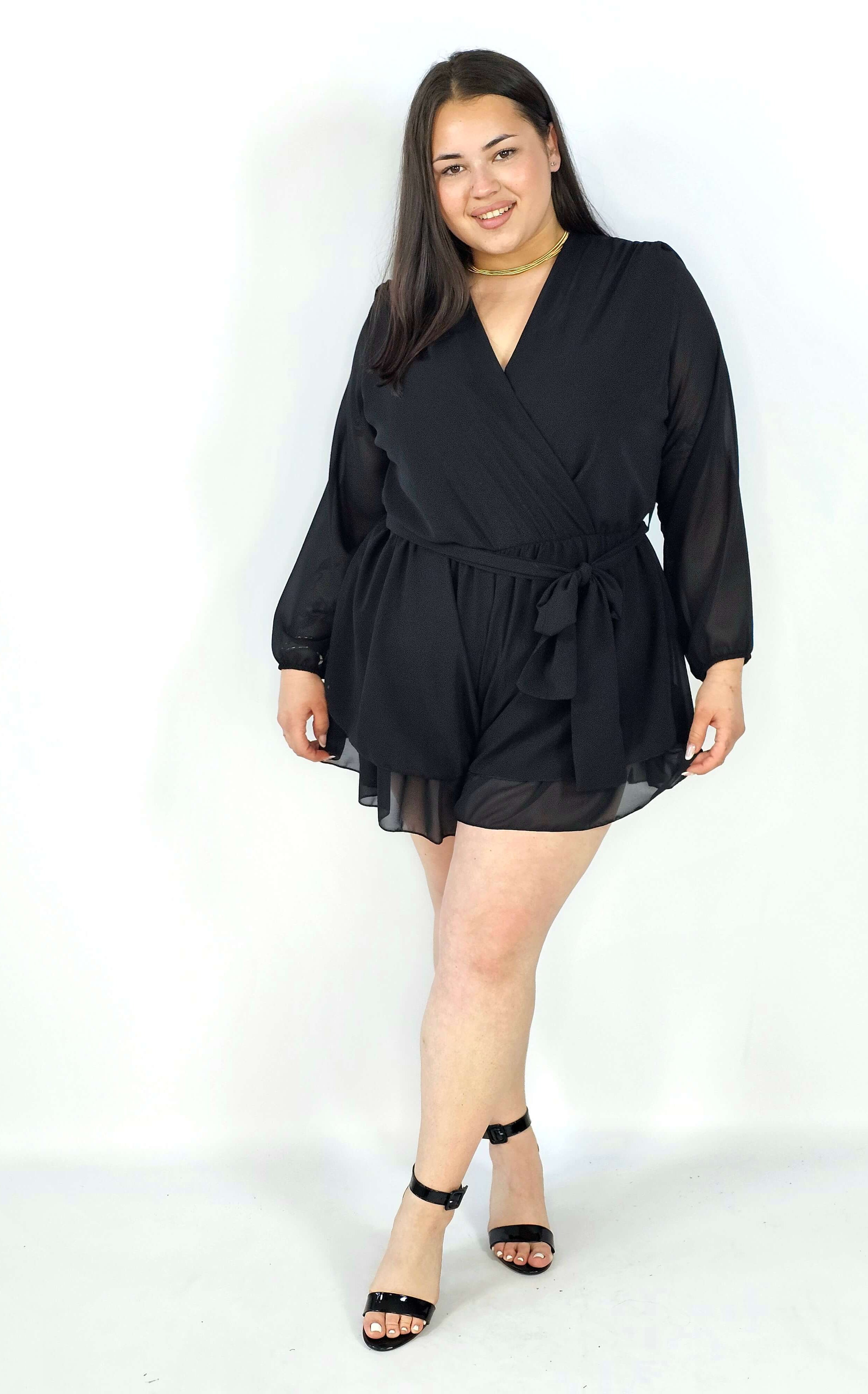 Kombinezon plus size z kopertowym dekoltem i wiązaniem – elegancka stylizacja XXL Stylowa XL