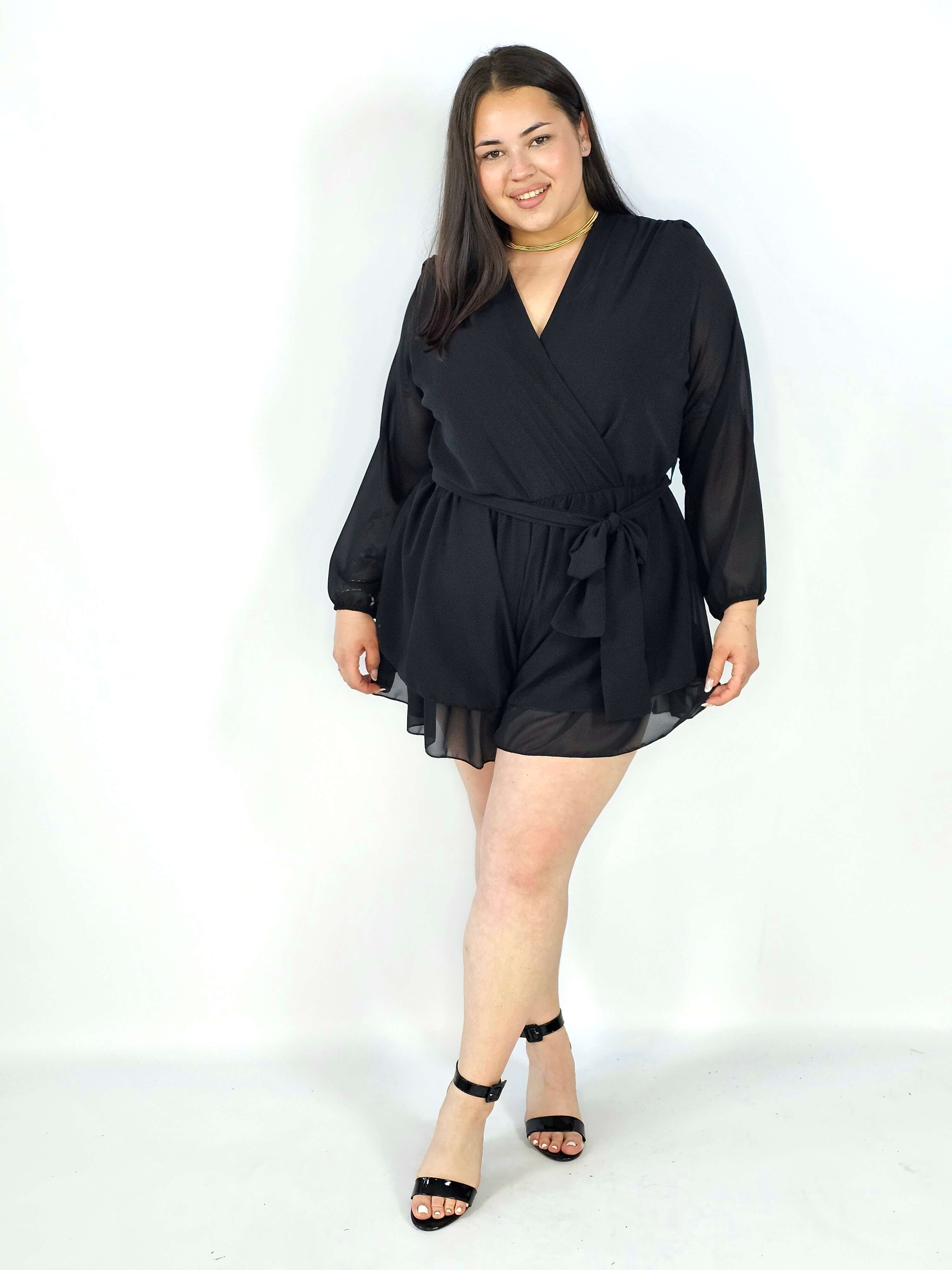 Kombinezon plus size z kopertowym dekoltem i wiązaniem – elegancka stylizacja XXL Stylowa XL