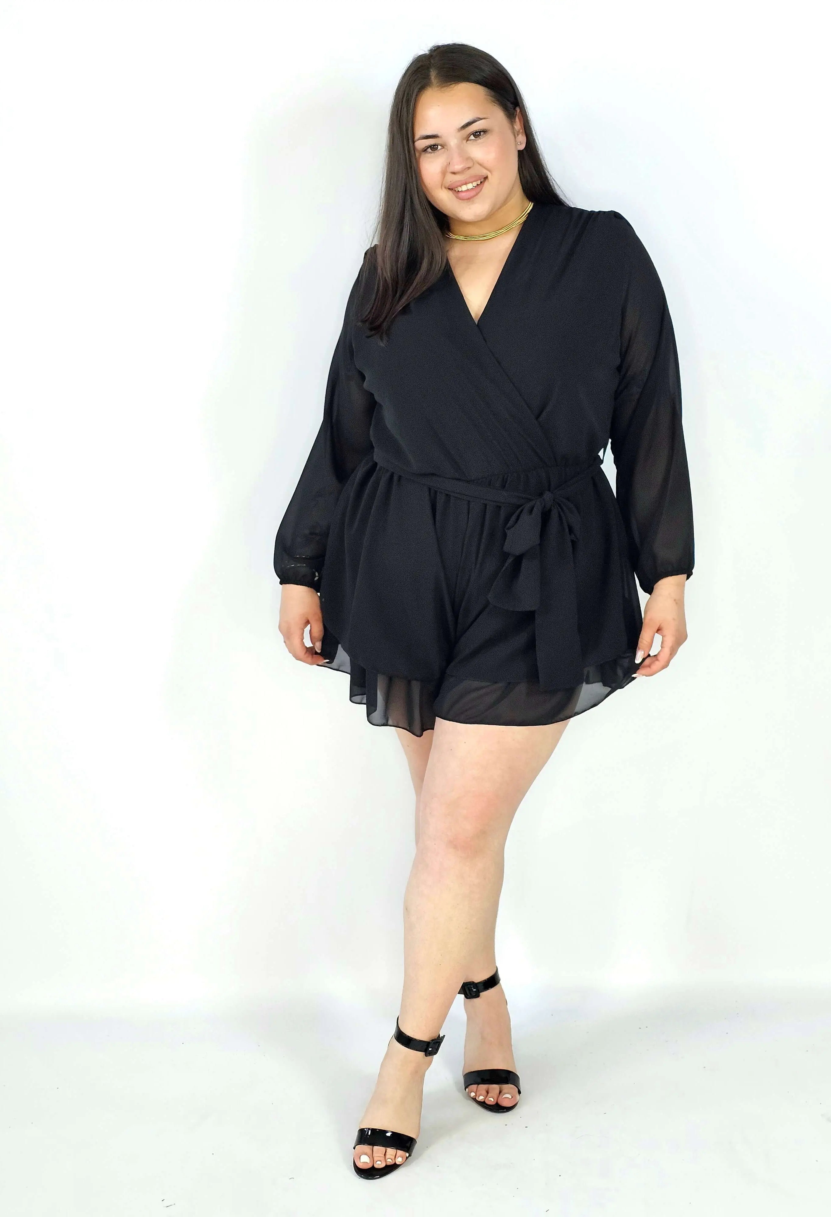 Kombinezon plus size z kopertowym dekoltem i wiązaniem – elegancka stylizacja XXL Stylowa XL