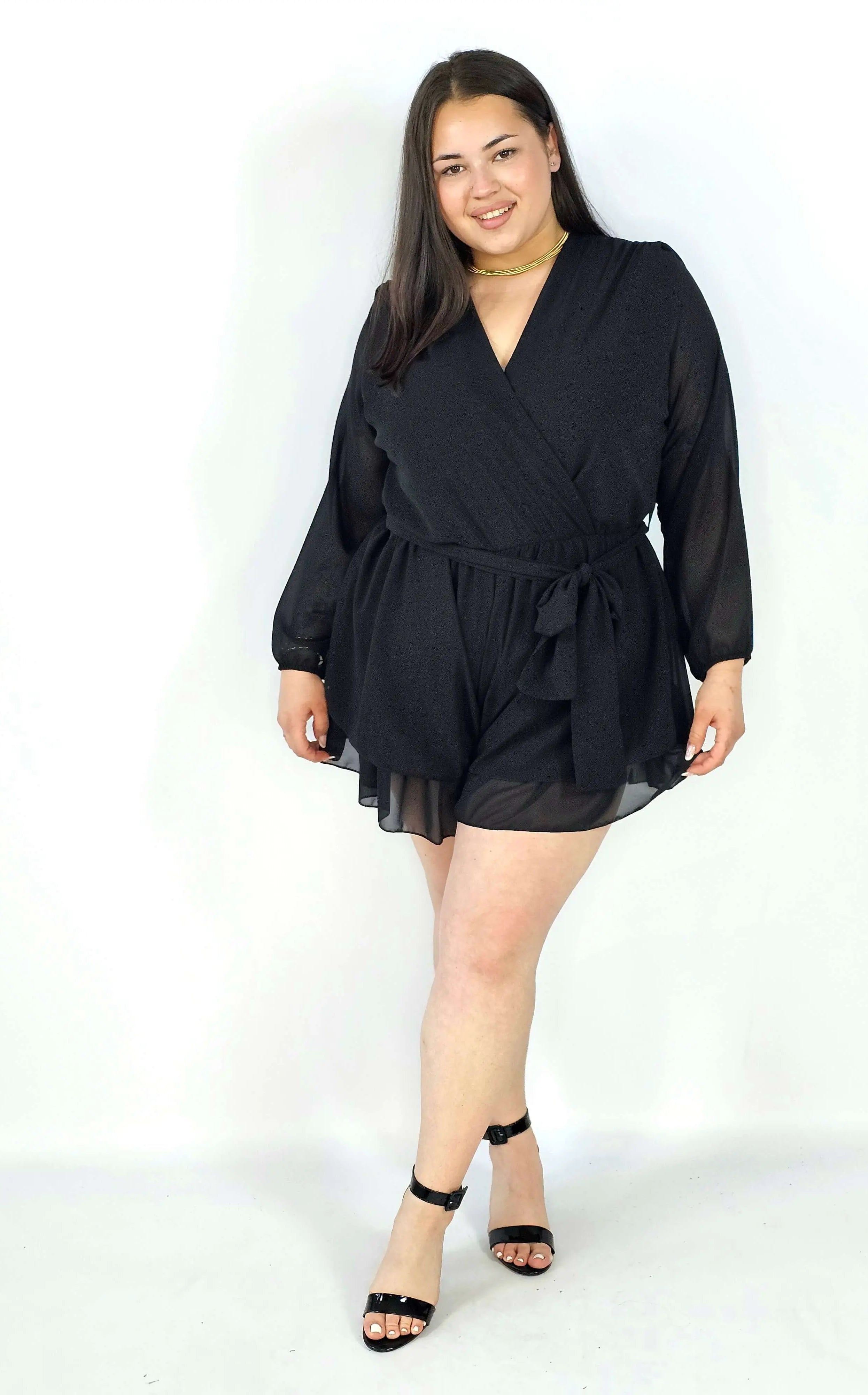 Kombinezon plus size z kopertowym dekoltem i wiązaniem – elegancka stylizacja XXL Stylowa XL