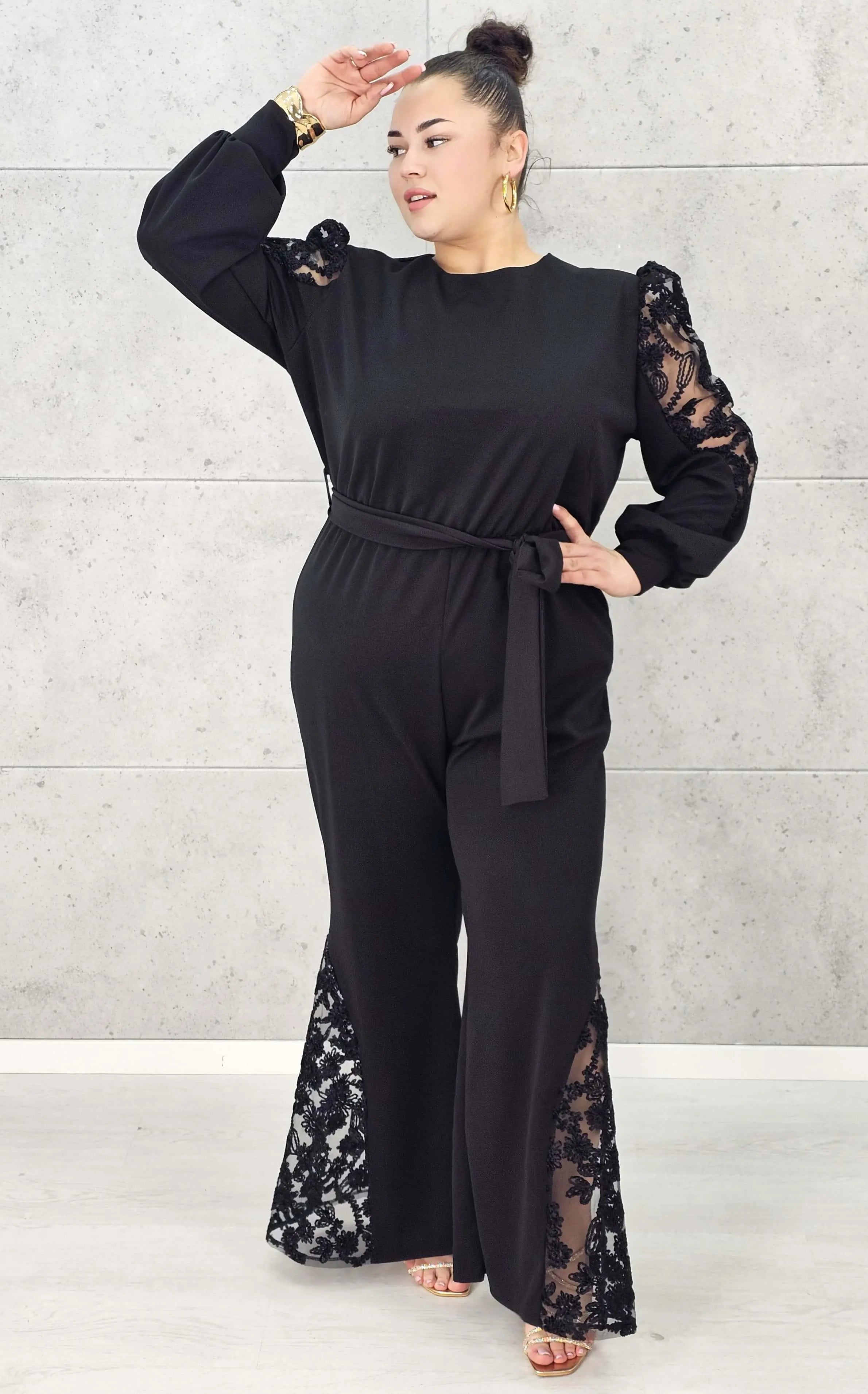 Kombinezon plus size z koronkowymi akcentami – elegancja, która zachwyca Stylowa XL