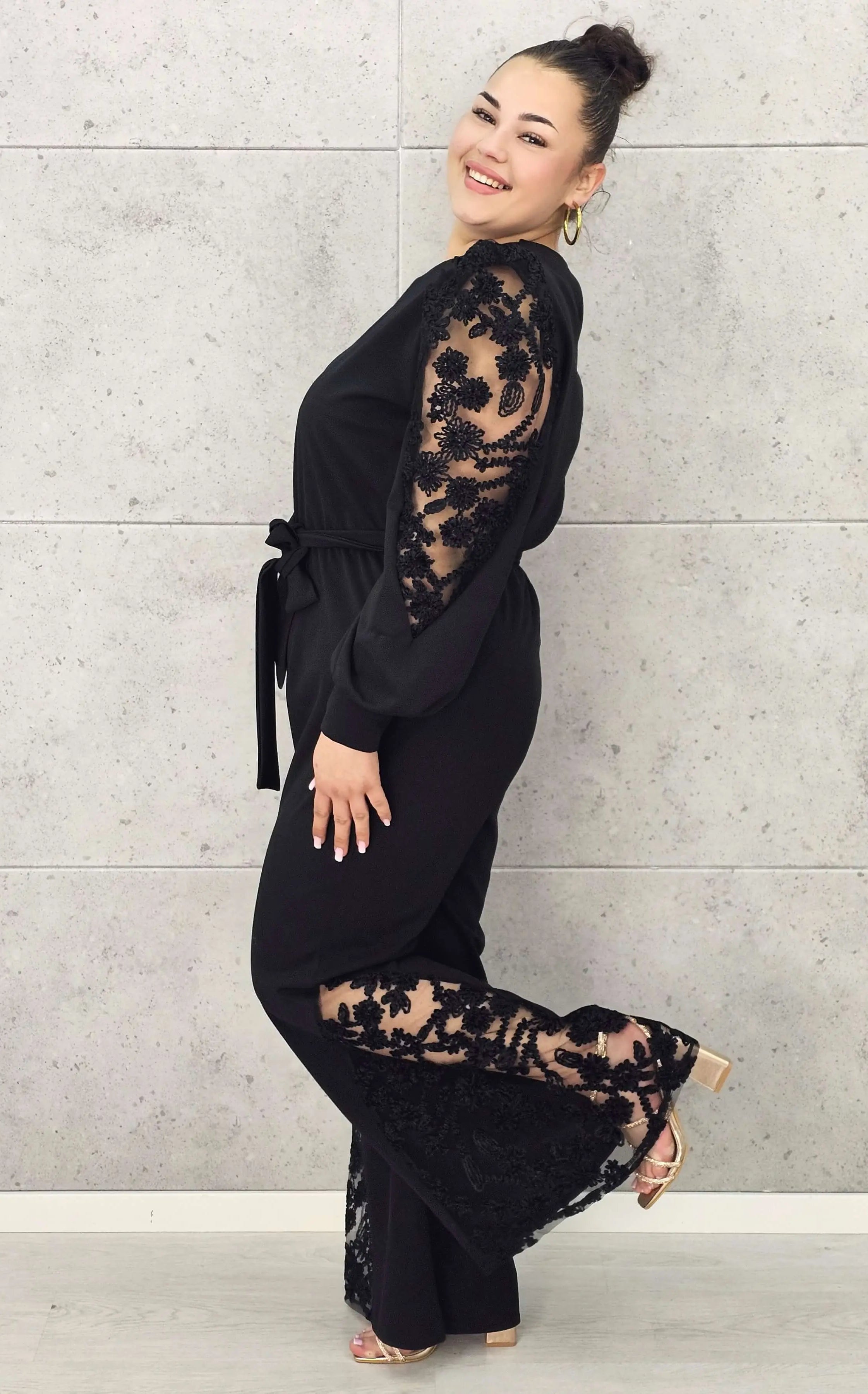 Kombinezon plus size z koronkowymi akcentami – elegancja, która zachwyca Stylowa XL