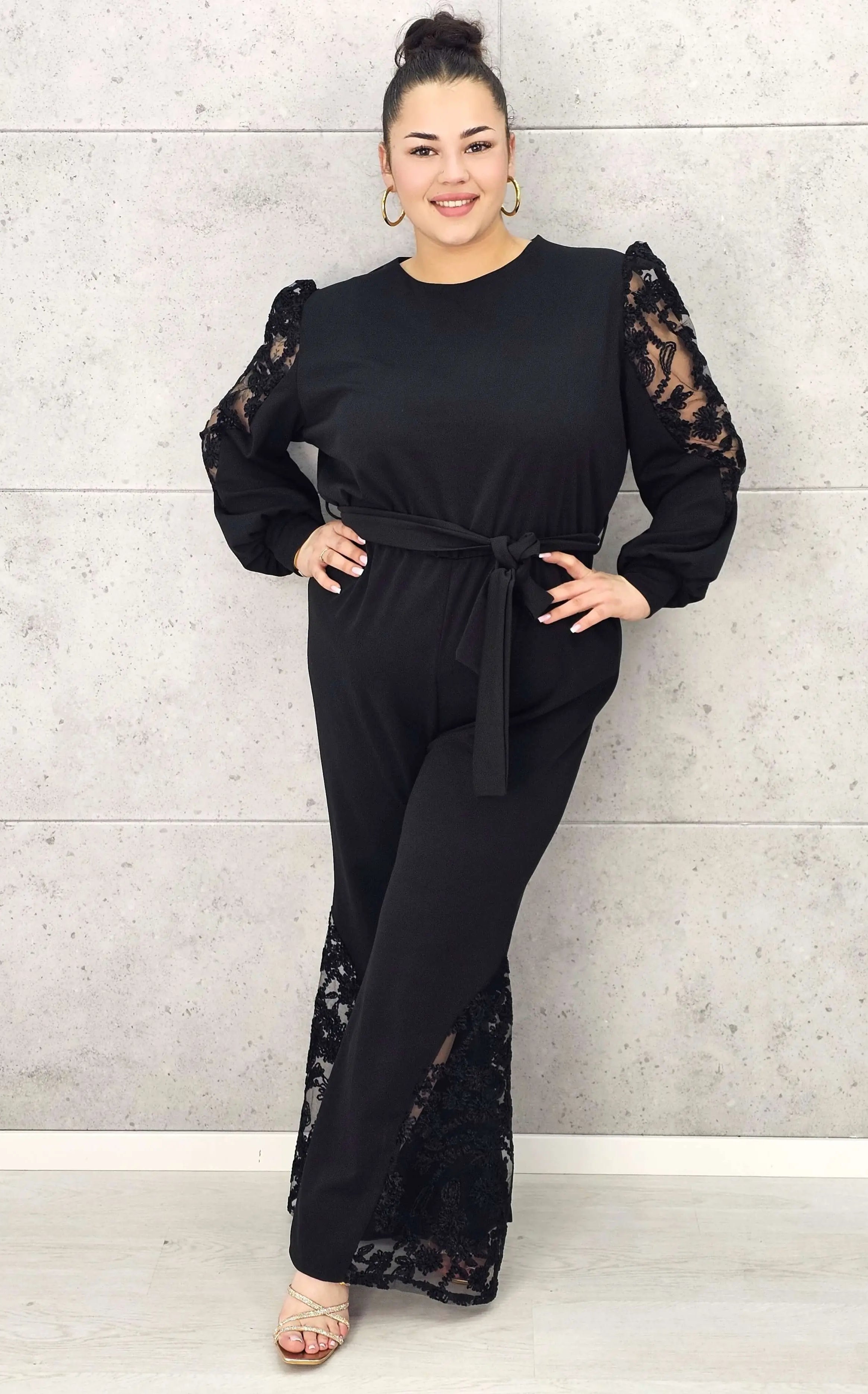 Kombinezon plus size z koronkowymi akcentami – elegancja, która zachwyca Stylowa XL