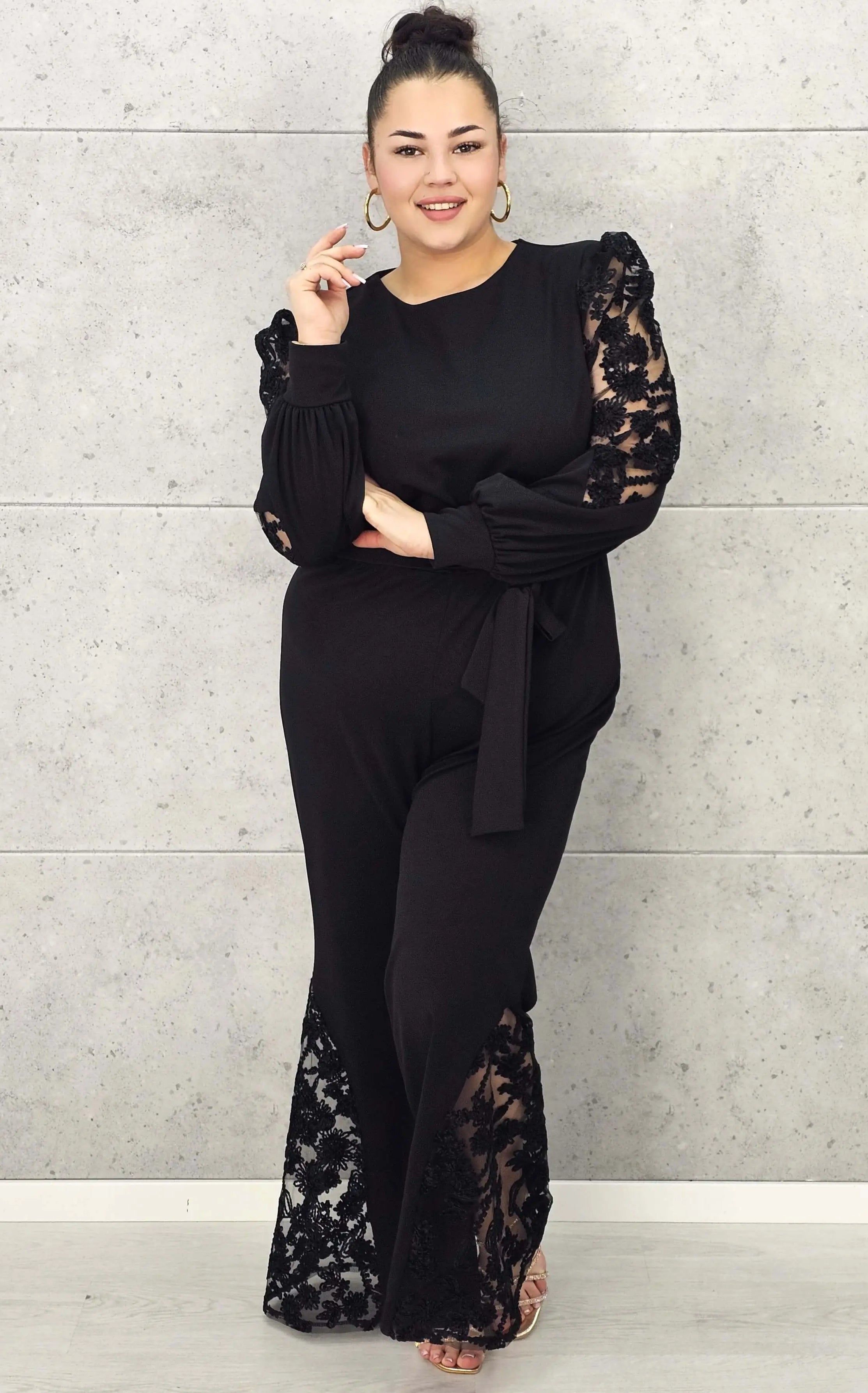Kombinezon plus size z koronkowymi akcentami – elegancja, która zachwyca Stylowa XL