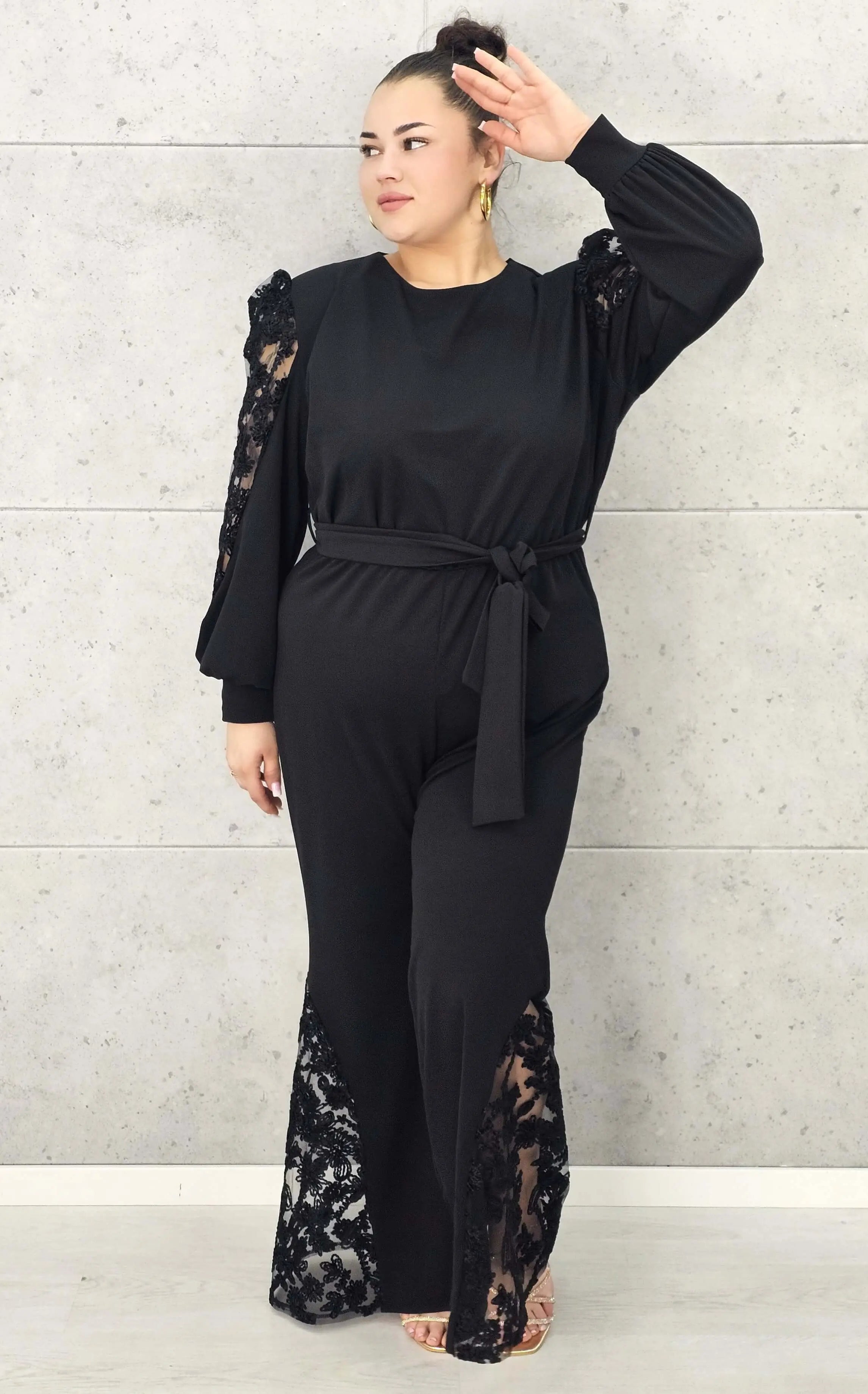 Kombinezon plus size z koronkowymi akcentami – elegancja, która zachwyca Stylowa XL