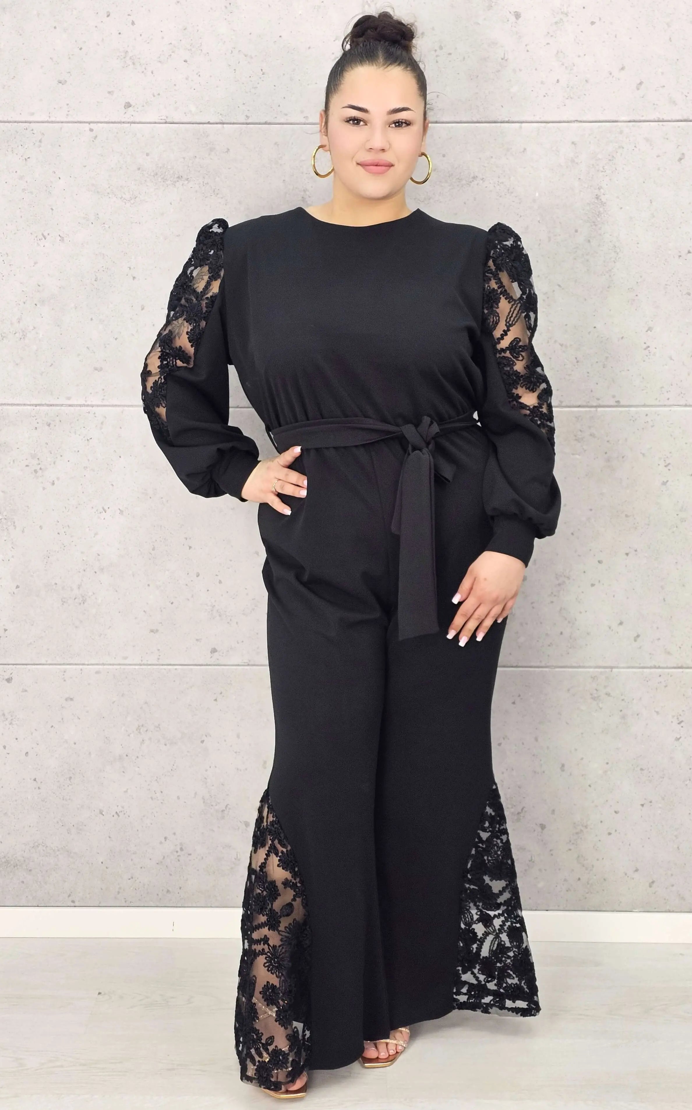 Kombinezon plus size z koronkowymi akcentami – elegancja, która zachwyca Stylowa XL