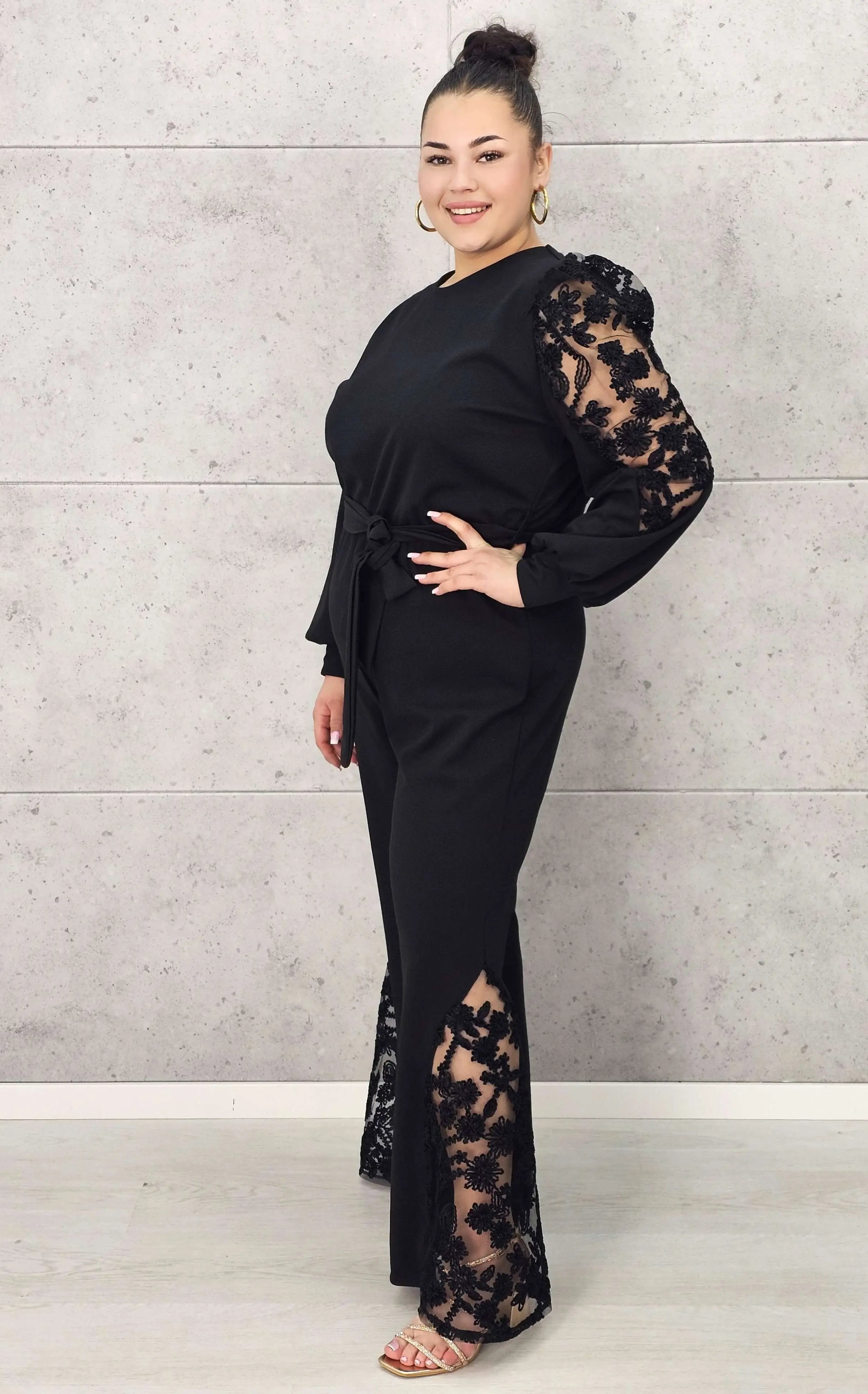 Kombinezon plus size z koronkowymi akcentami – elegancja, która zachwyca Stylowa XL