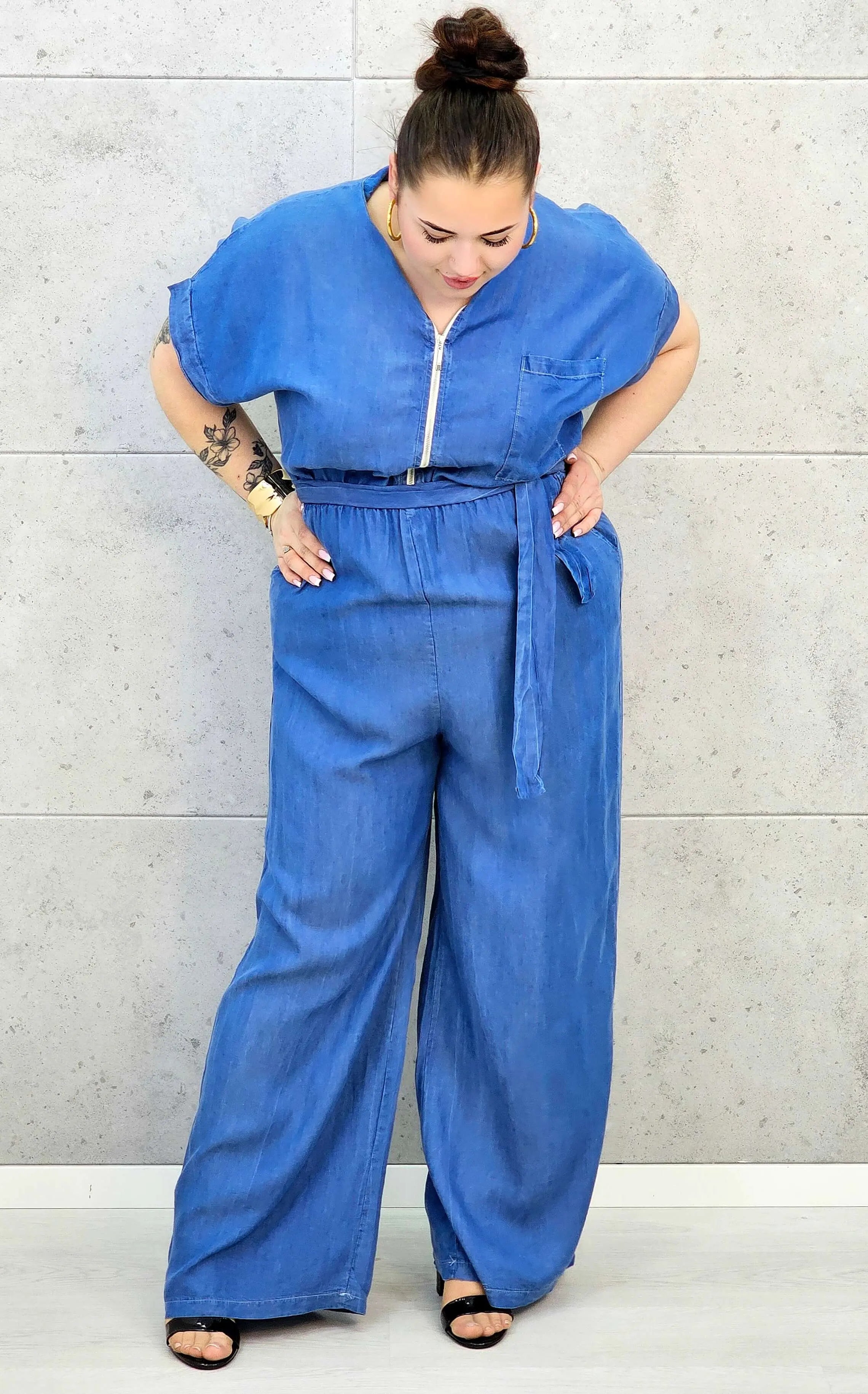 Kombinezon plus size z paskiem – wygodny fason XXL dla kobiet Stylowa XL