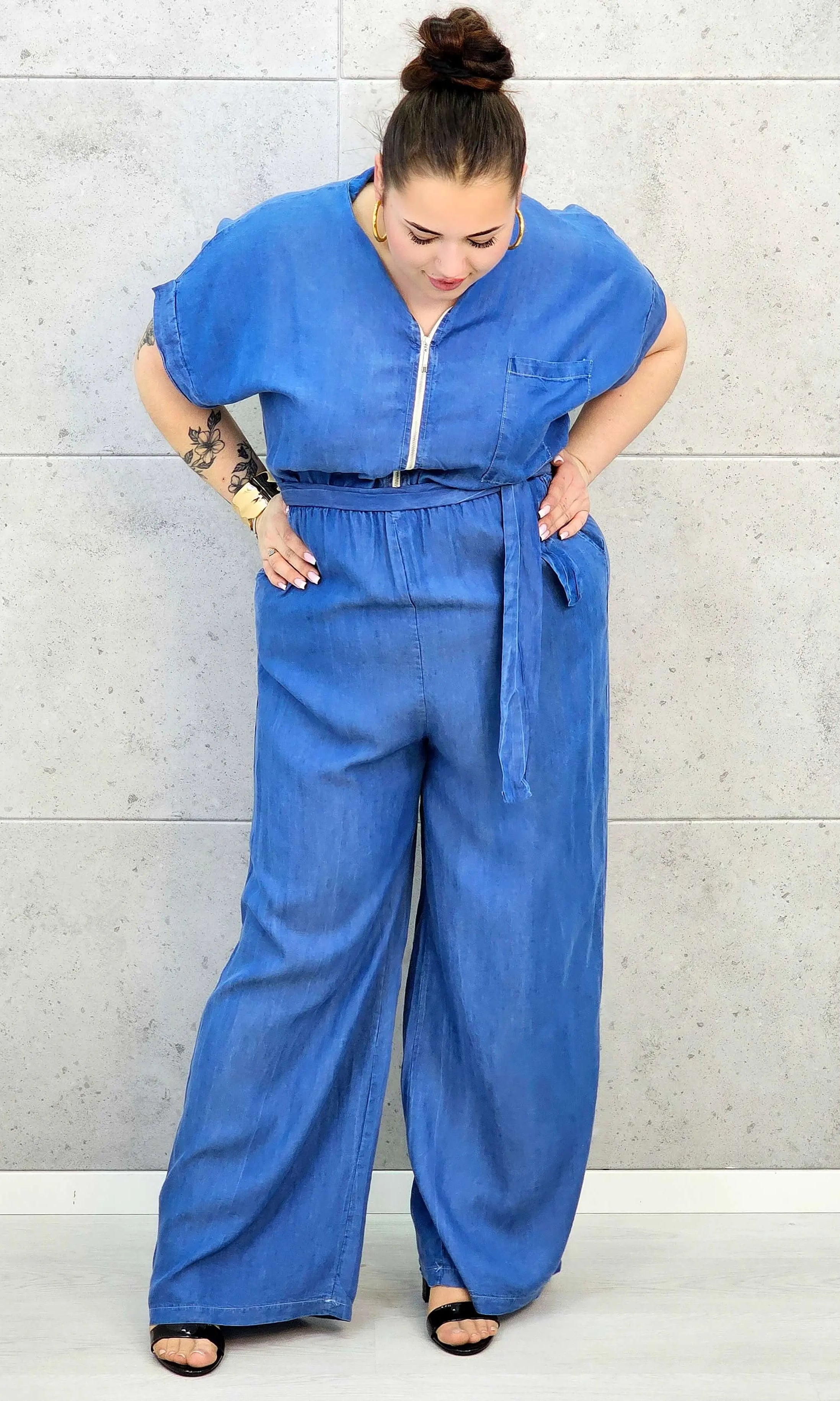 Kombinezon plus size z paskiem – wygodny fason XXL dla kobiet Stylowa XL