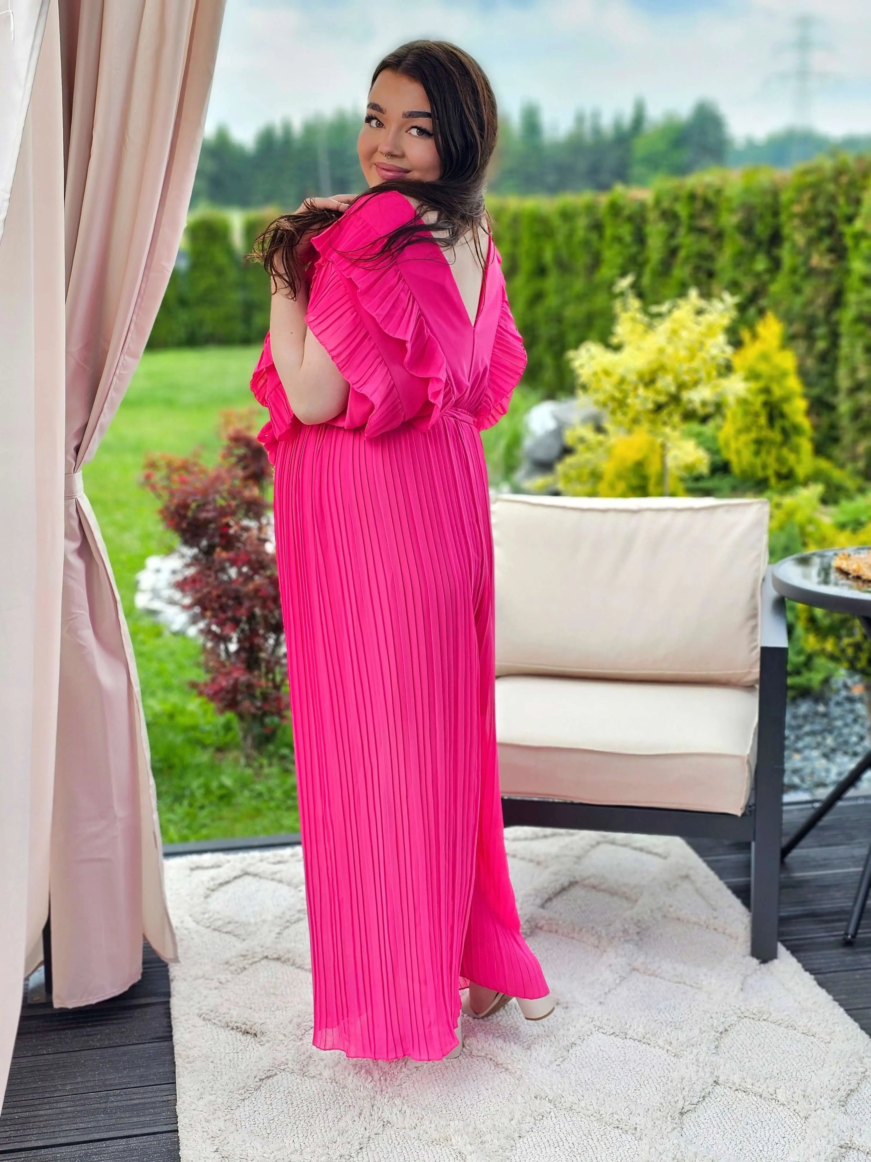 Kombinezon z falbanami – kobiecy szyk i wygoda w jednym! Stylowa XL