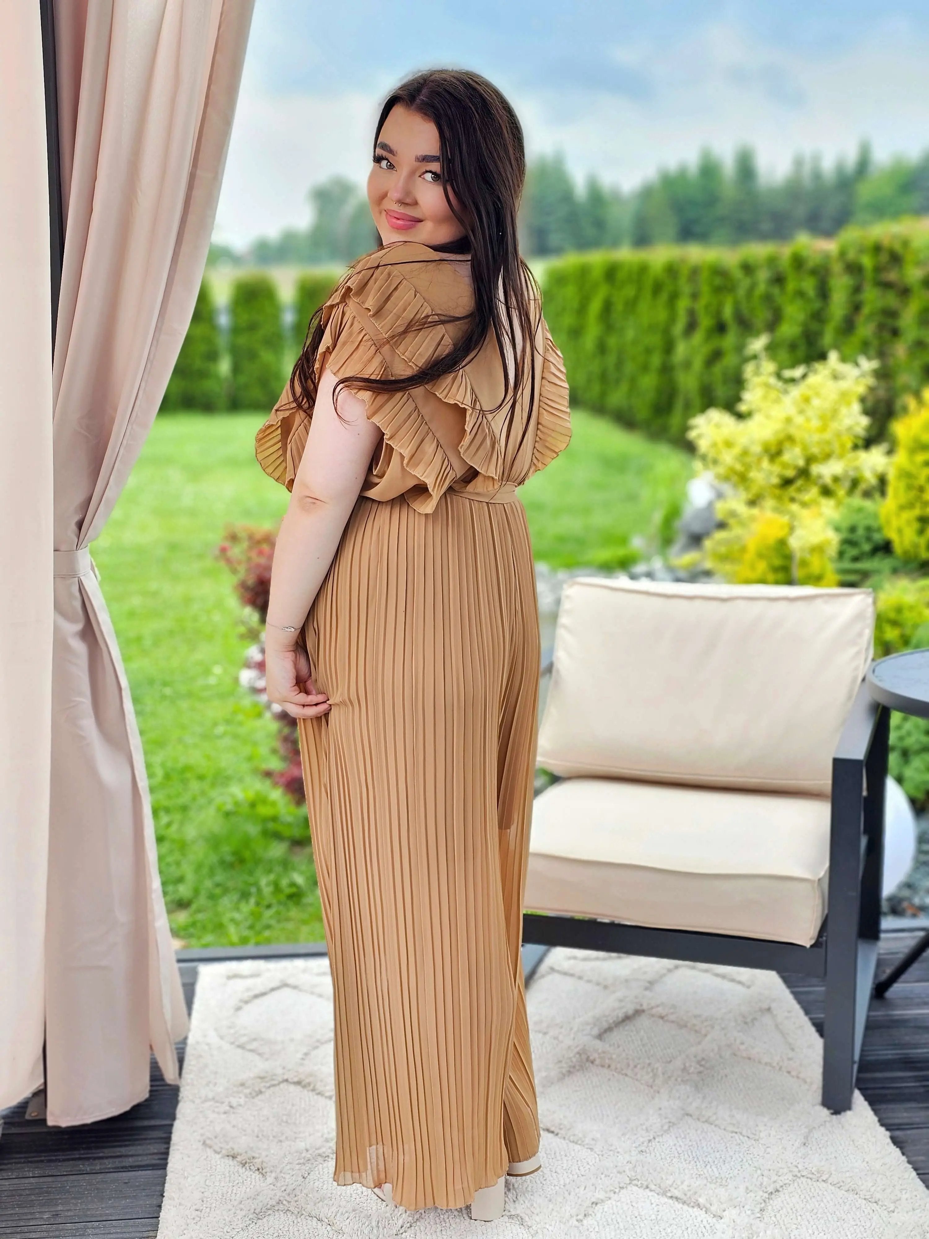 Kombinezon z falbanami – kobiecy szyk i wygoda w jednym! Stylowa XL