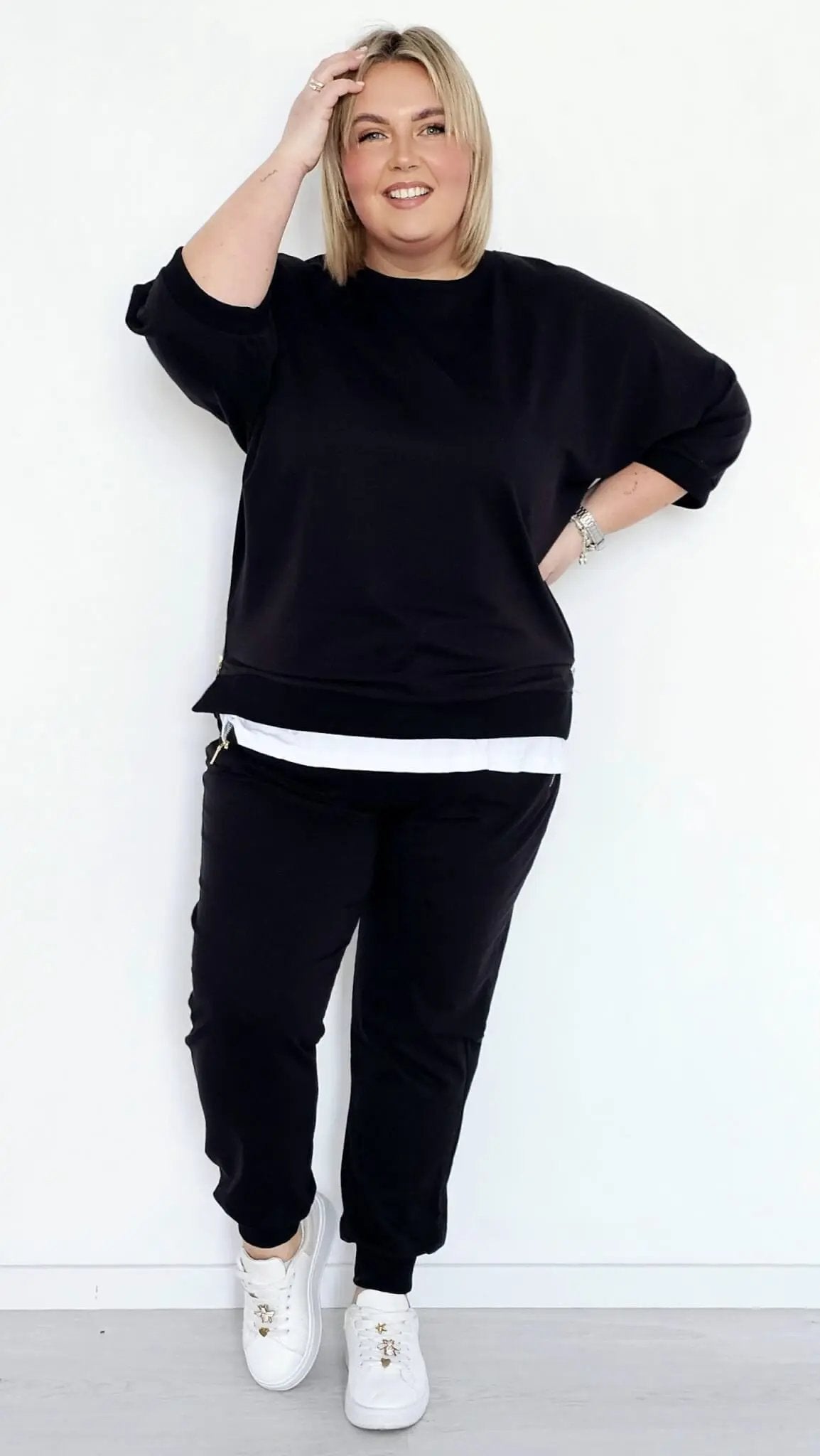 Komfortowy dres z ozdobnymi suwakami - czerń Stylowa XL