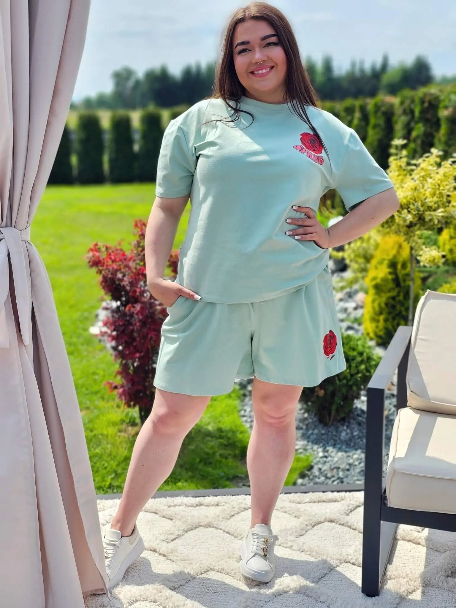Komplet „Spring Roses” – romantyczny look z różanym akcentem Stylowa XL