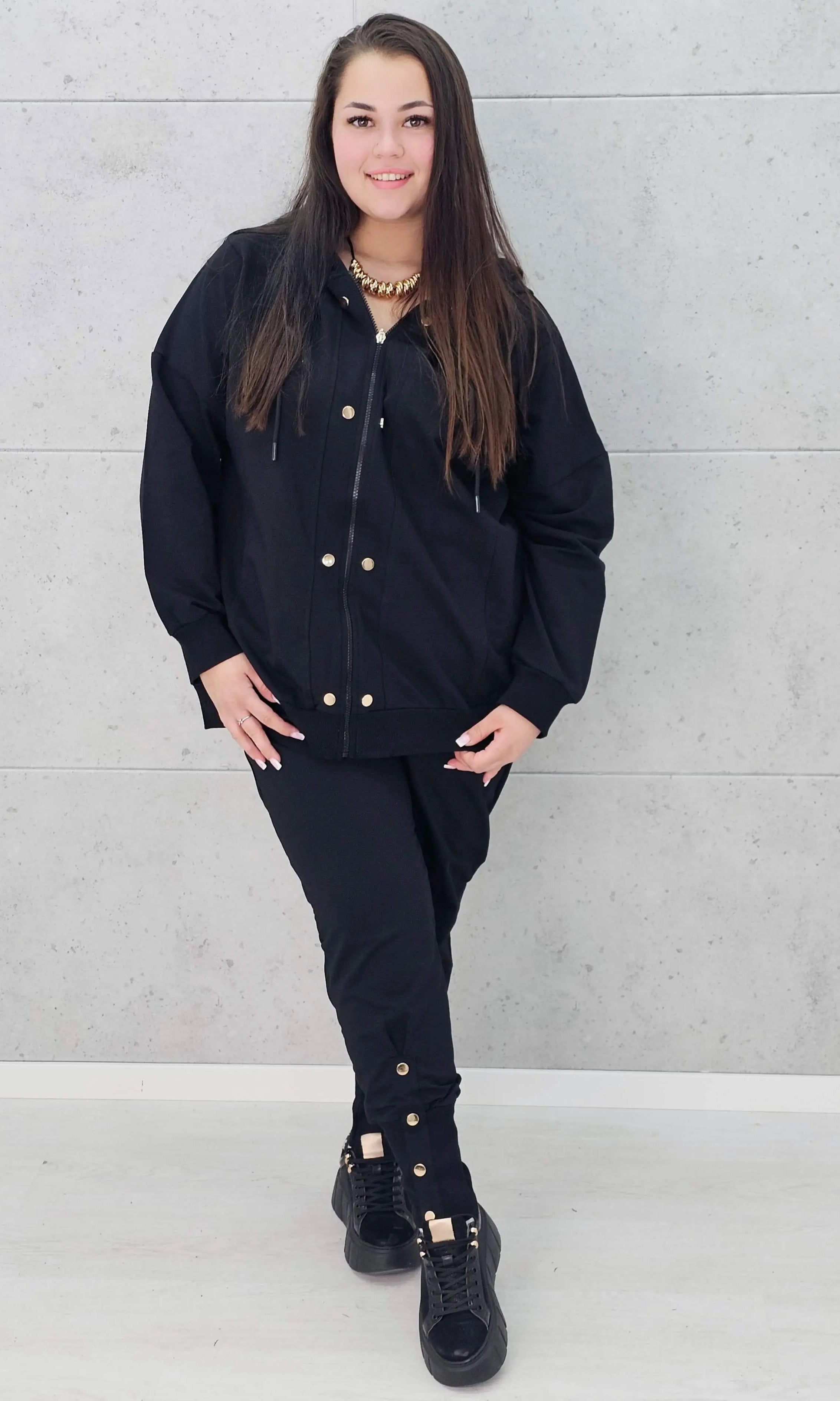 Komplet dresowy plus size z ozdobnymi guzikami – stylowy look XXL Stylowa XL