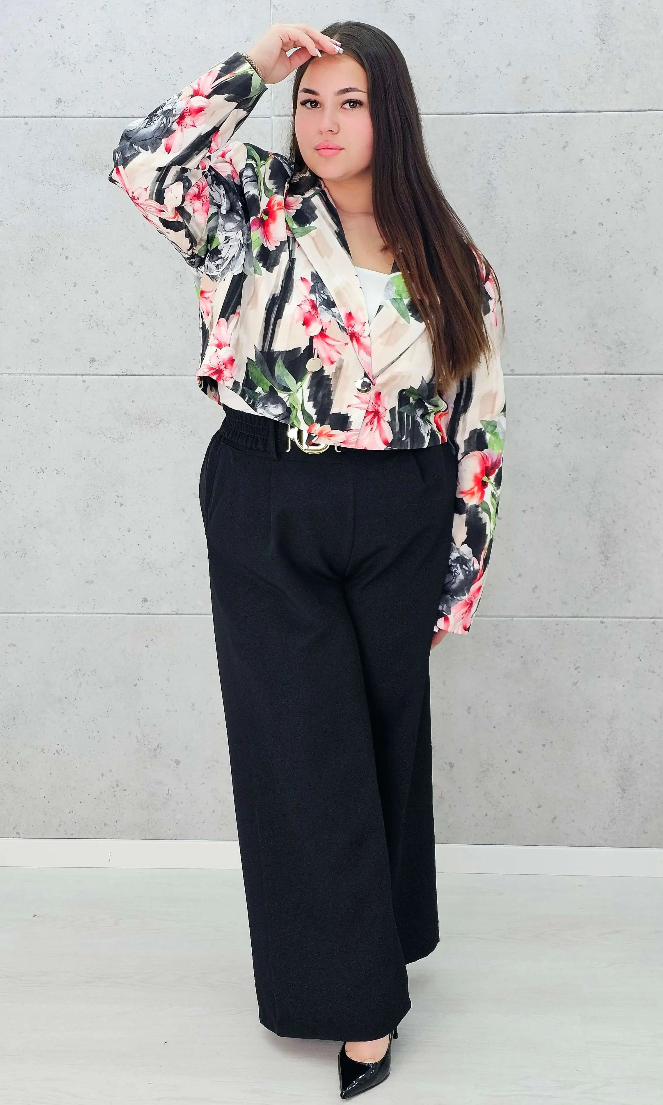 Komplet garniturowy z krótką marynarką i szerokimi spodniami Stylowa XL