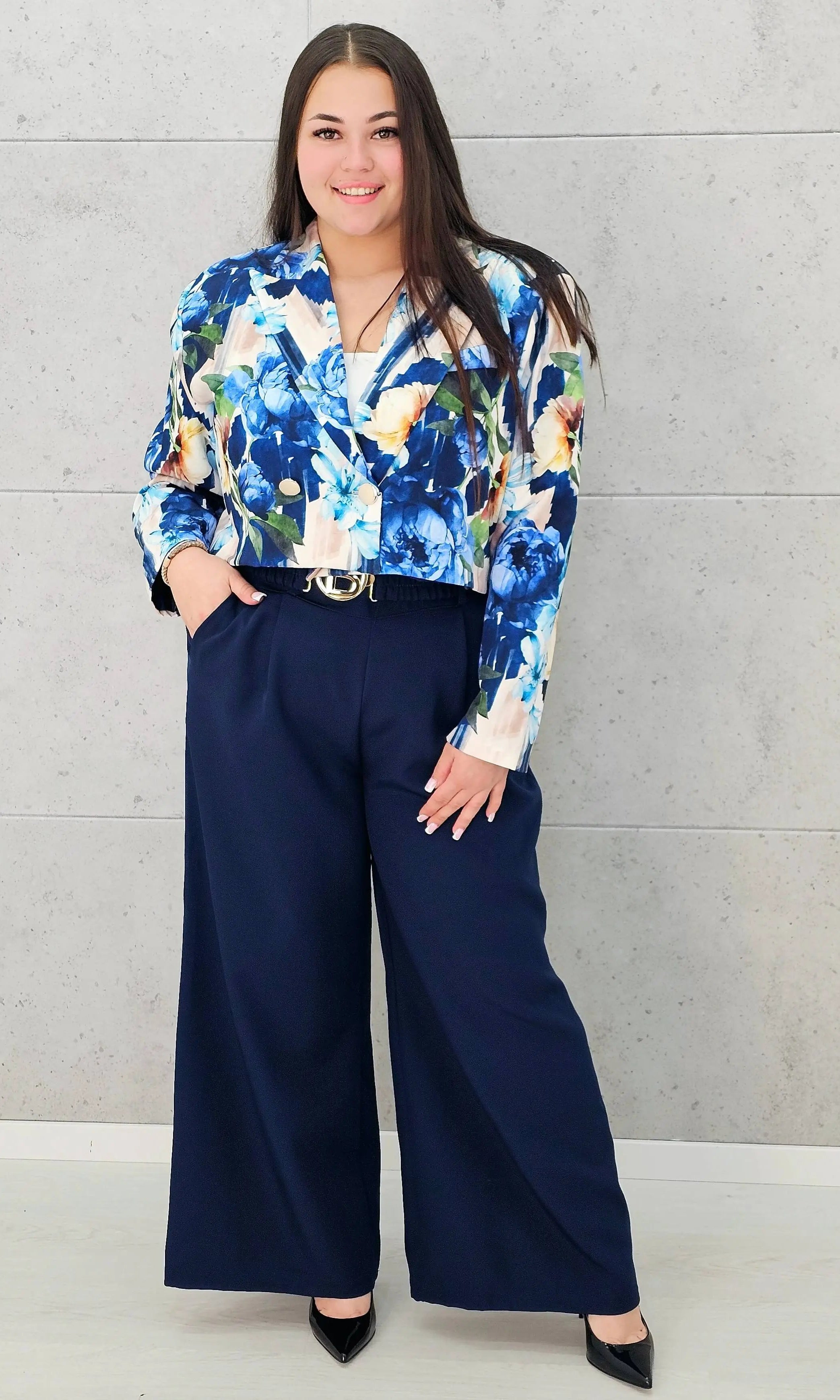 Komplet garniturowy z krótką marynarką i szerokimi spodniami Stylowa XL