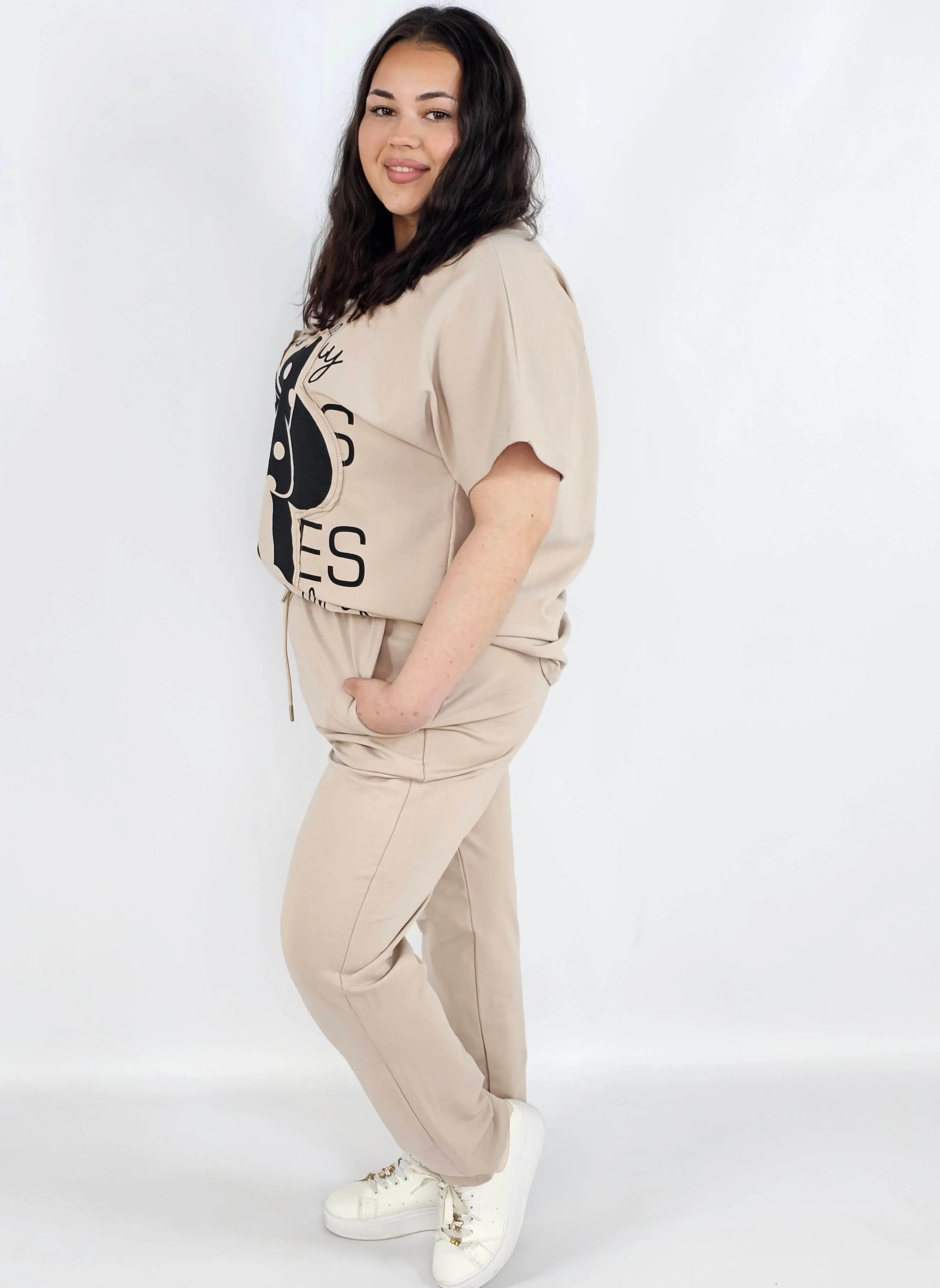 Komplet plus size XXL – bluzka i spodnie dresowe z modnym nadrukiem Stylowa XL
